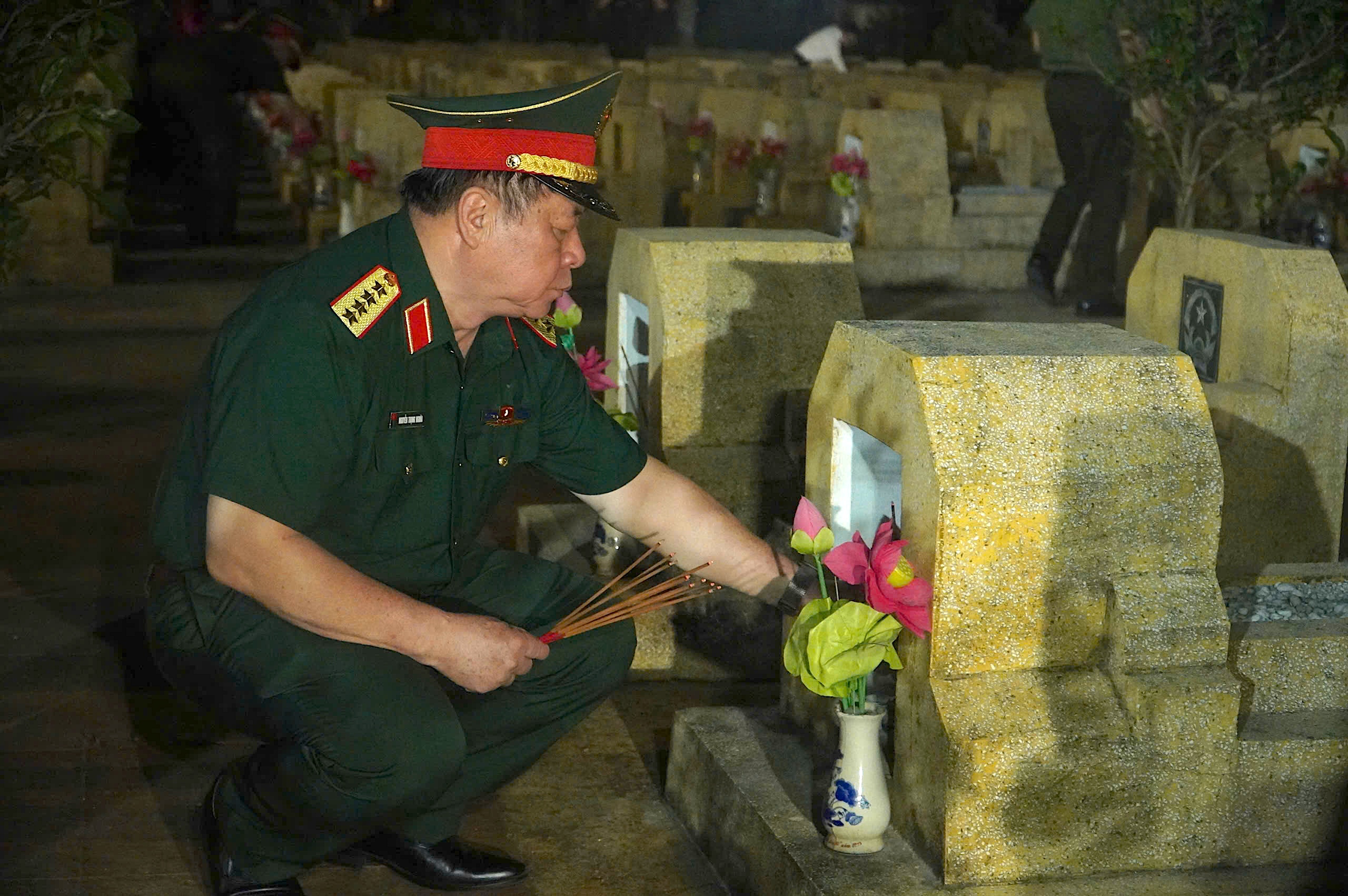 Đại tướng Nguyễn Trọng Nghĩa viếng nghĩa trang, thăm gia đình chính sách tại Gia Lai- Ảnh 2.