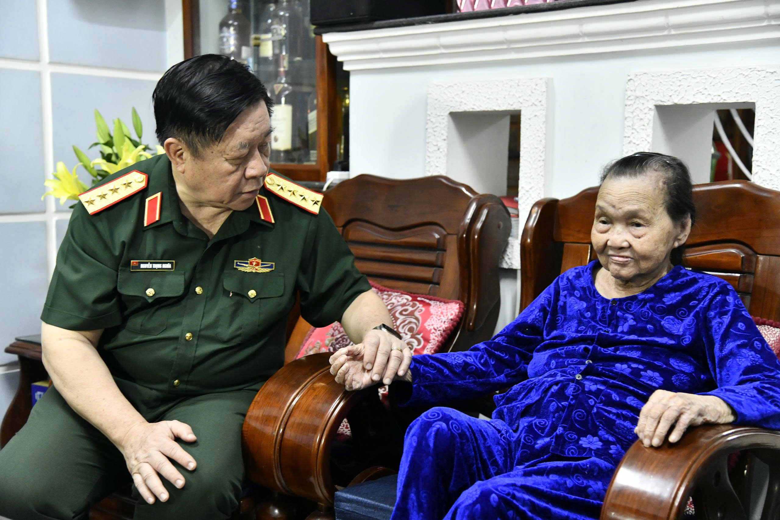 Đại tướng Nguyễn Trọng Nghĩa viếng nghĩa trang, thăm gia đình chính sách tại Gia Lai- Ảnh 3.