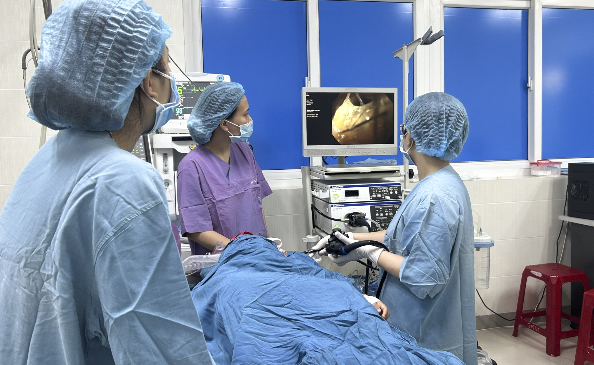  Bé trai 14 tuổi nuốt chìa khóa, bác sĩ nội soi gắp thành công - Ảnh 1.