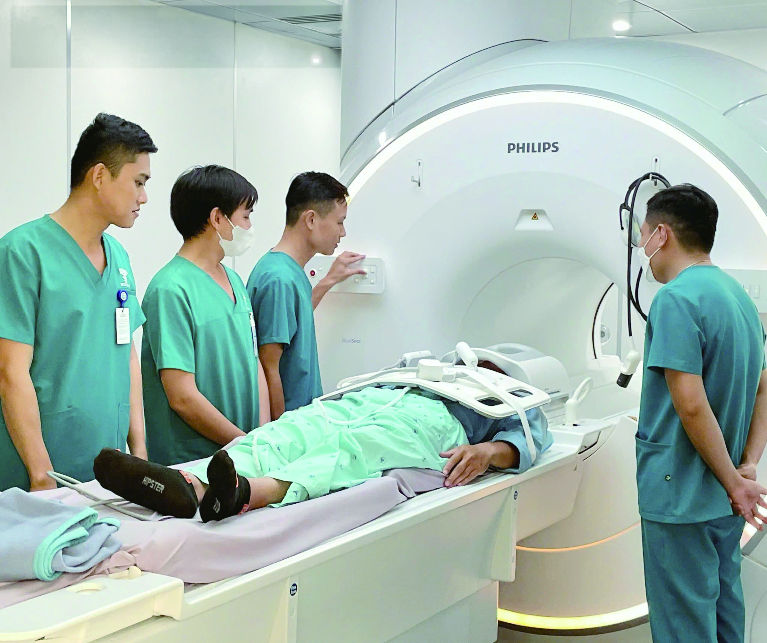 Hệ thống y khoa Hoàng Tuấn và triết lý ‘Kỹ thuật tuyến trên, chi phí địa phương’ - Ảnh 3.