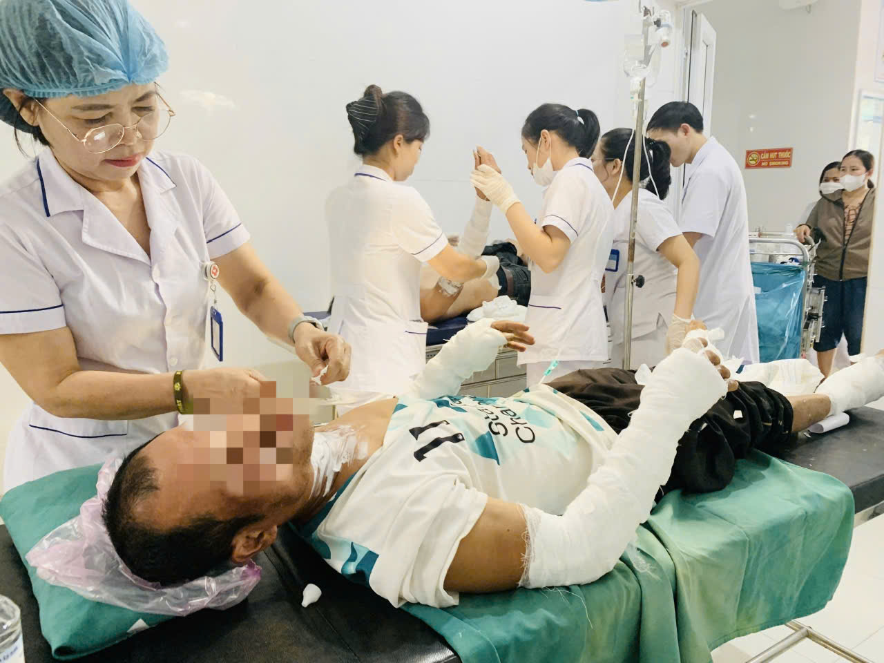 Hai người bị bỏng nặng khi dùng bình gas hui thịt chó - Ảnh 1.