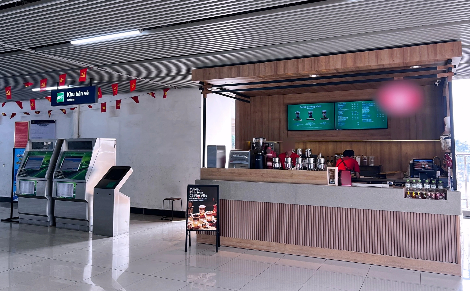 Thí điểm bán cà phê ở nhà ga metro Hà Nội - Ảnh 1.