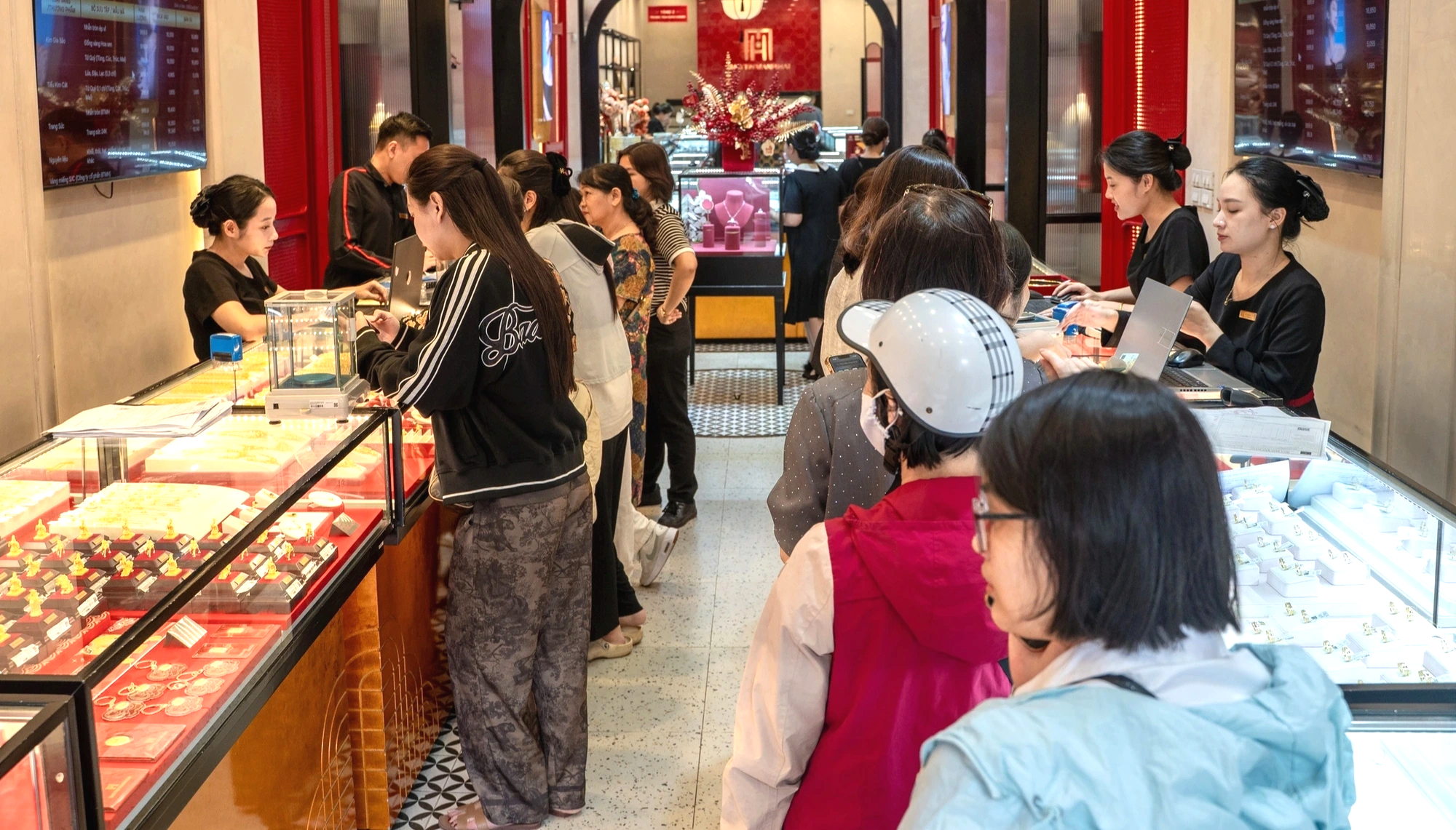 Vàng thủng mốc 165 triệu/lượng, đã nên 'tất tay' đầu tư?- Ảnh 2.