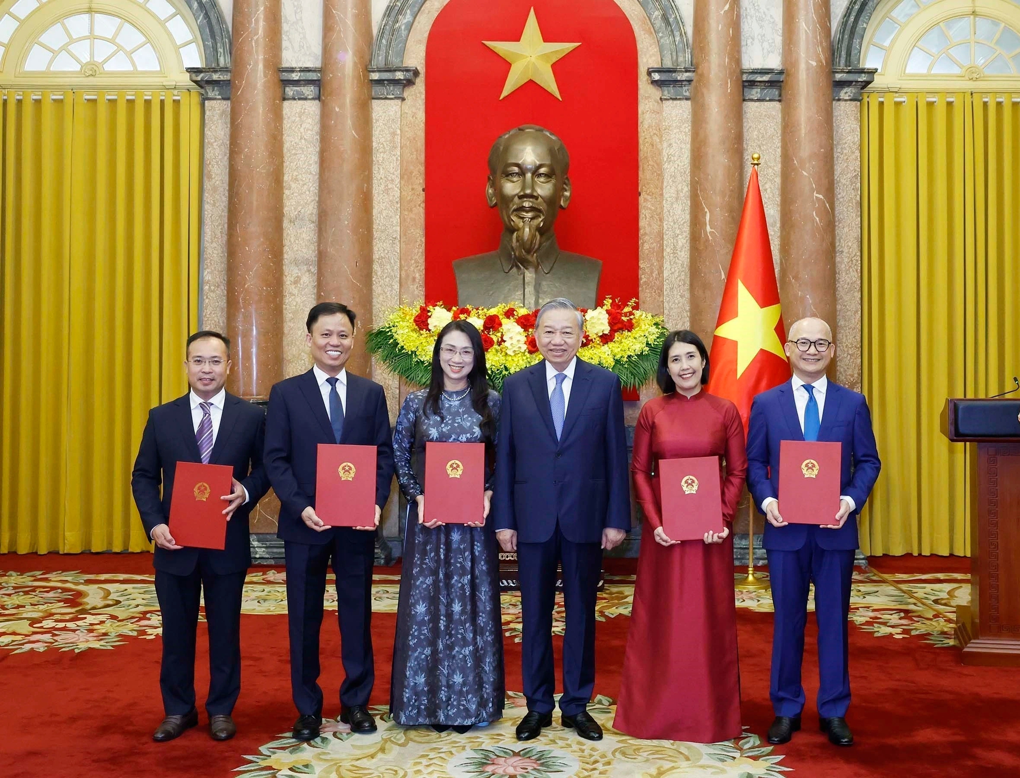 Trao quyết định bổ nhiệm 5 đại sứ Việt Nam tại nước ngo&agrave;i- Ảnh 1.