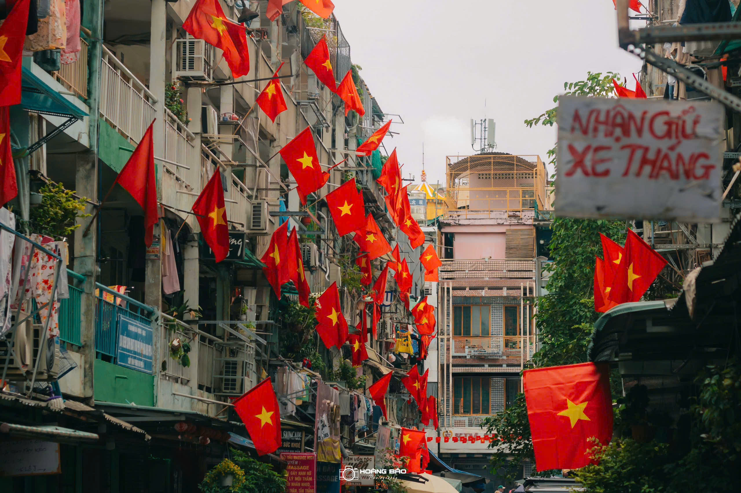 Con đường ở TP.HCM rợp sắc cờ Tổ quốc, nhìn là thấy tự hào - Ảnh 2.