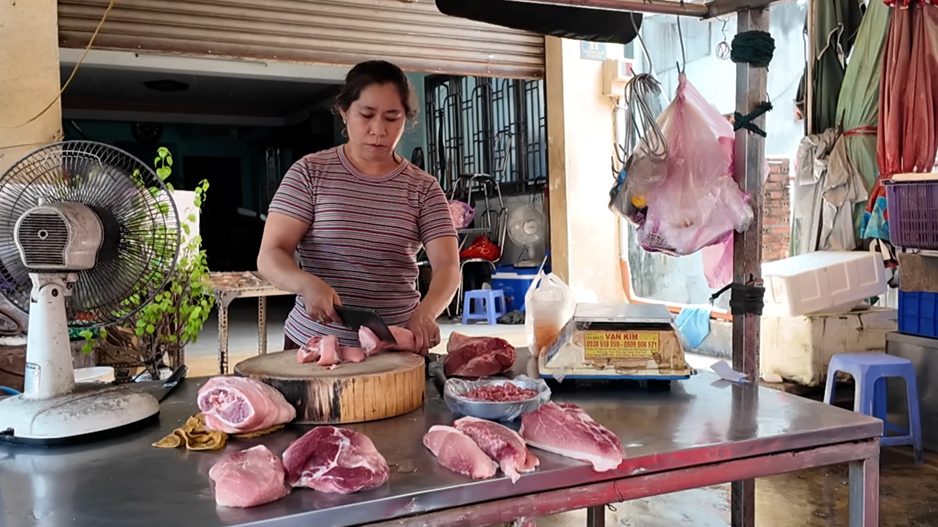 Chợ truyền thống ế ẩm v&igrave; sức mua giảm, tiểu thương lao đao - Ảnh 1.