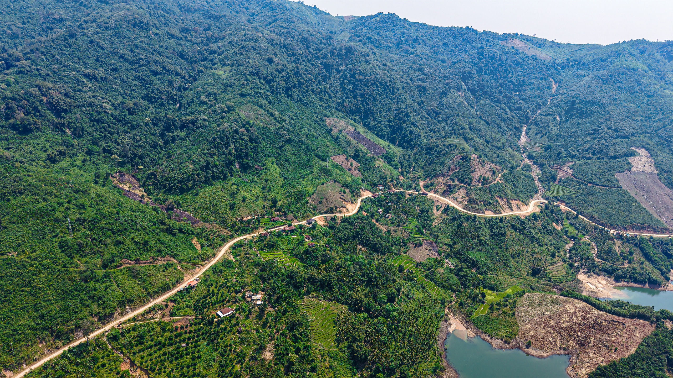 'Ổ voi' bủa vây tỉnh lộ 623 ở Quảng Ngãi: 4 km ám ảnh người đi đường- Ảnh 1.