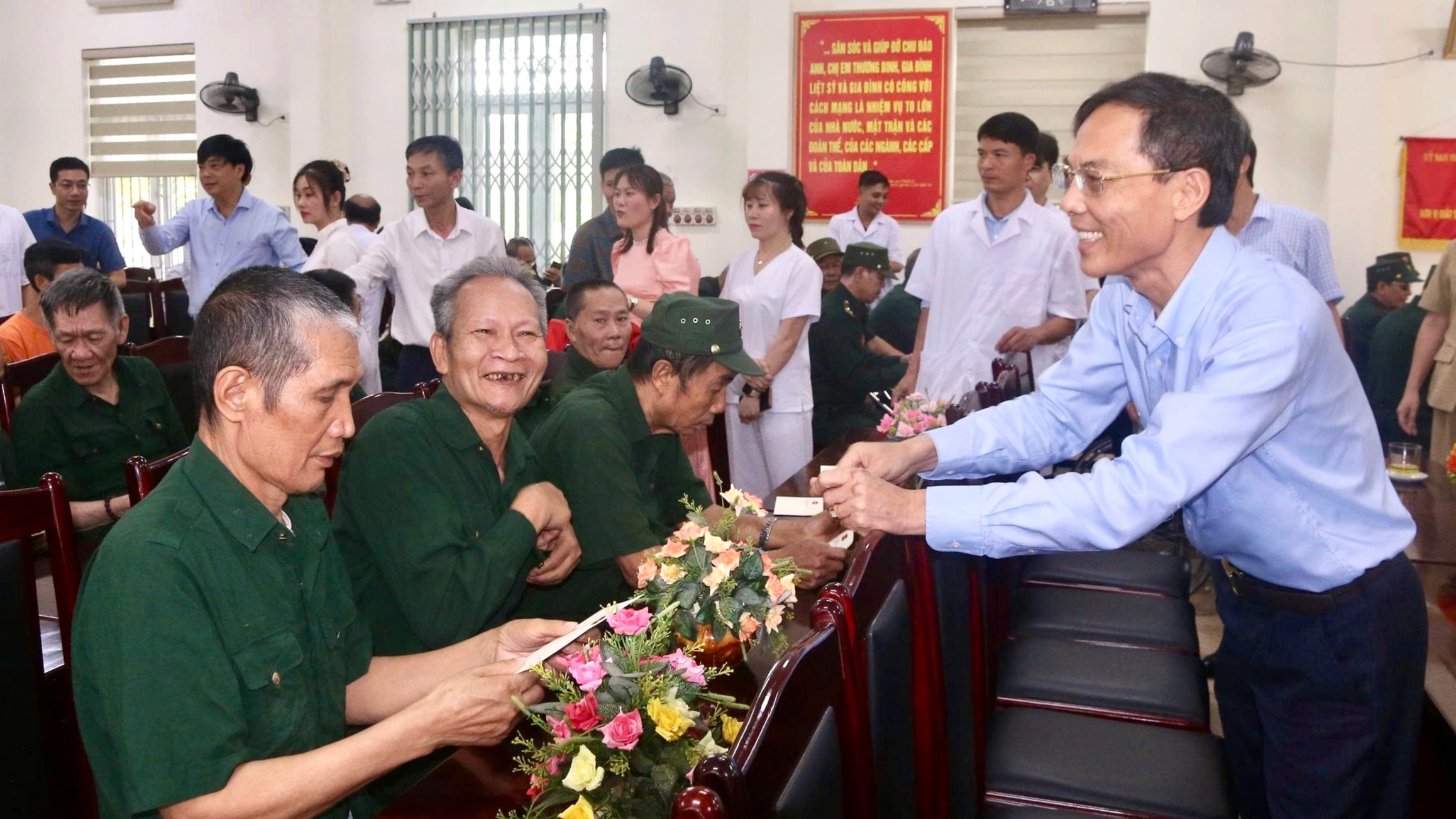 Các địa phương trao quà của Tổng bí thư, Chủ tịch nước cho thương bệnh binh - Ảnh 1.