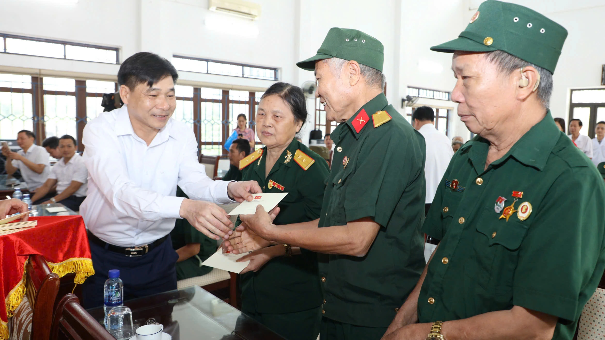 Các địa phương trao quà của Tổng bí thư, Chủ tịch nước cho thương bệnh binh - Ảnh 3.