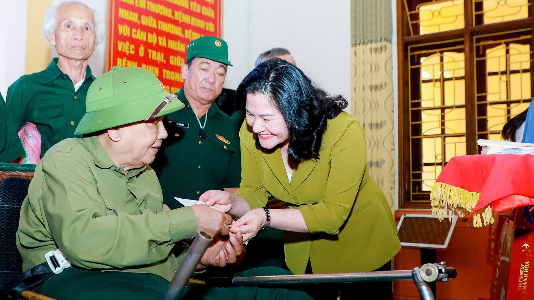 Các địa phương trao quà của Tổng bí thư, Chủ tịch nước cho thương bệnh binh - Ảnh 2.