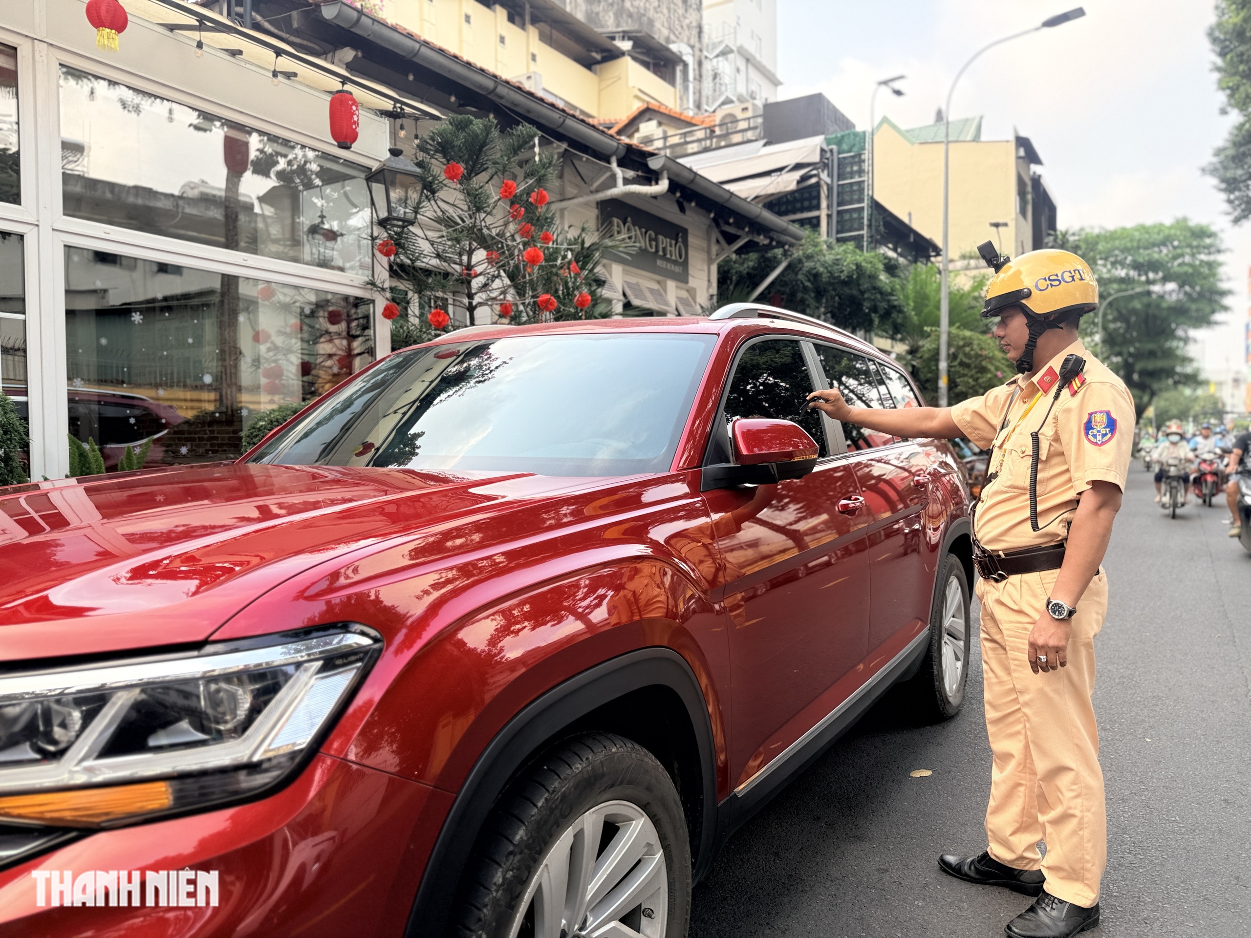 Đỗ xe sai quy định, v&igrave; sao nhiều &ocirc; t&ocirc; bị CSGT cẩu về nơi tạm giữ? - Ảnh 2.