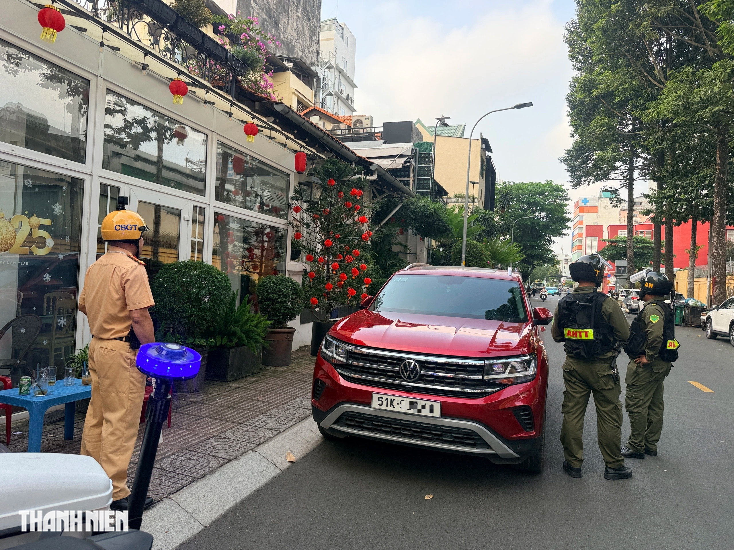 Đỗ xe sai quy định, v&igrave; sao nhiều &ocirc; t&ocirc; bị CSGT cẩu về nơi tạm giữ? - Ảnh 1.