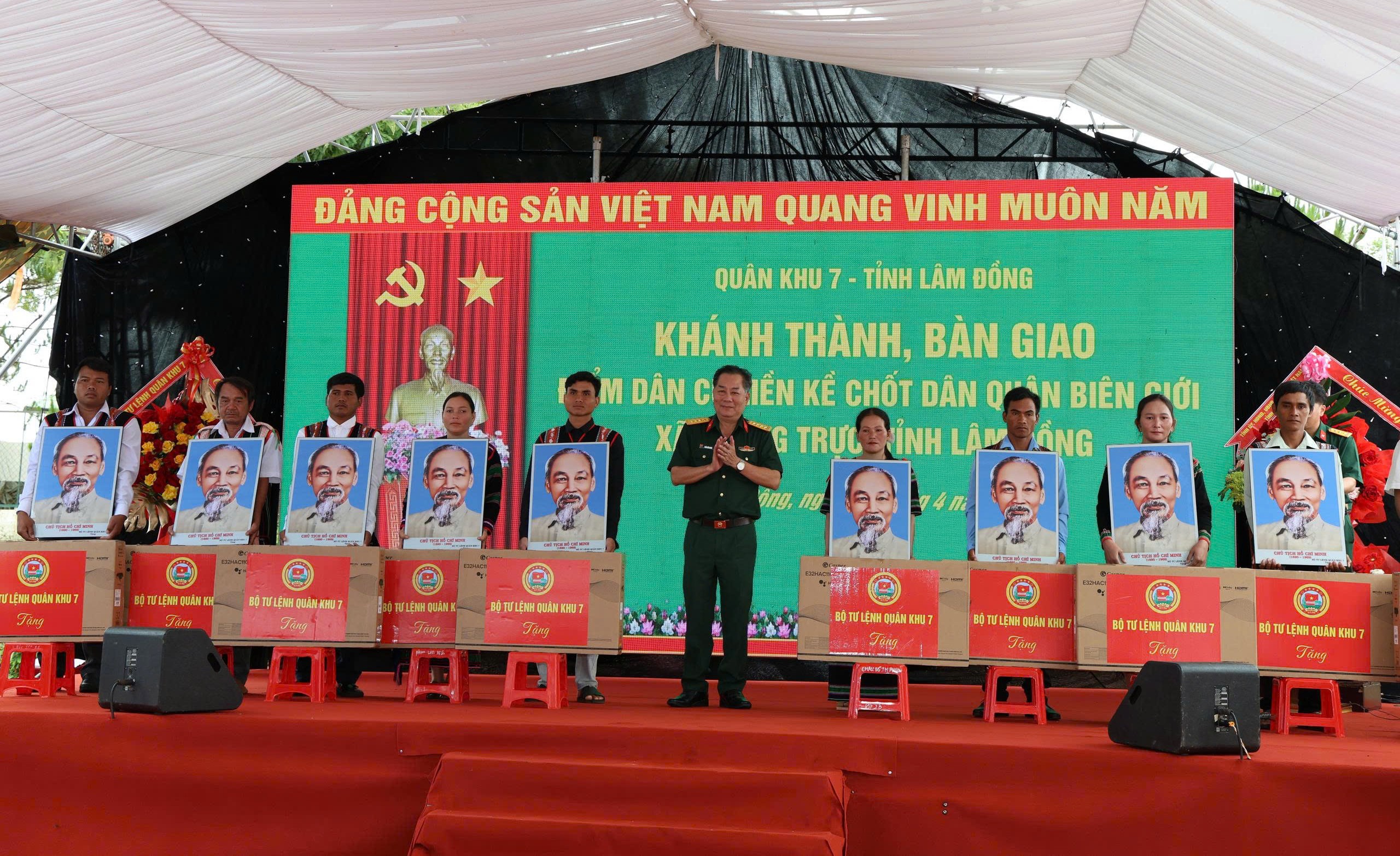 Lâm Đồng bàn giao 60 căn nhà điểm dân cư liền kề xã biên giới Quảng Trực- Ảnh 3.