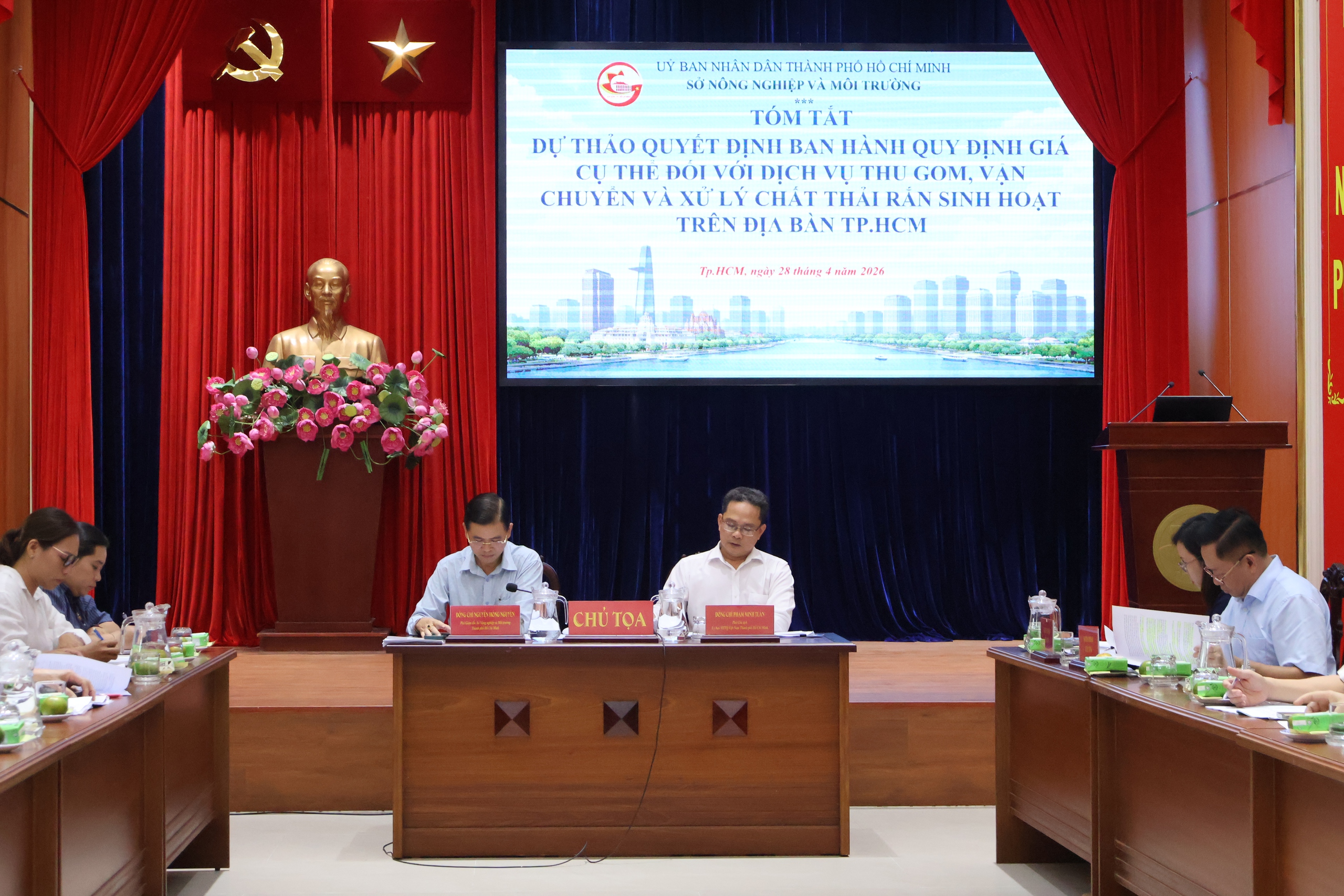 TP.HCM phản biện dự thảo giá thu gom rác: Cần tính đến người thu nhập thấp- Ảnh 1.