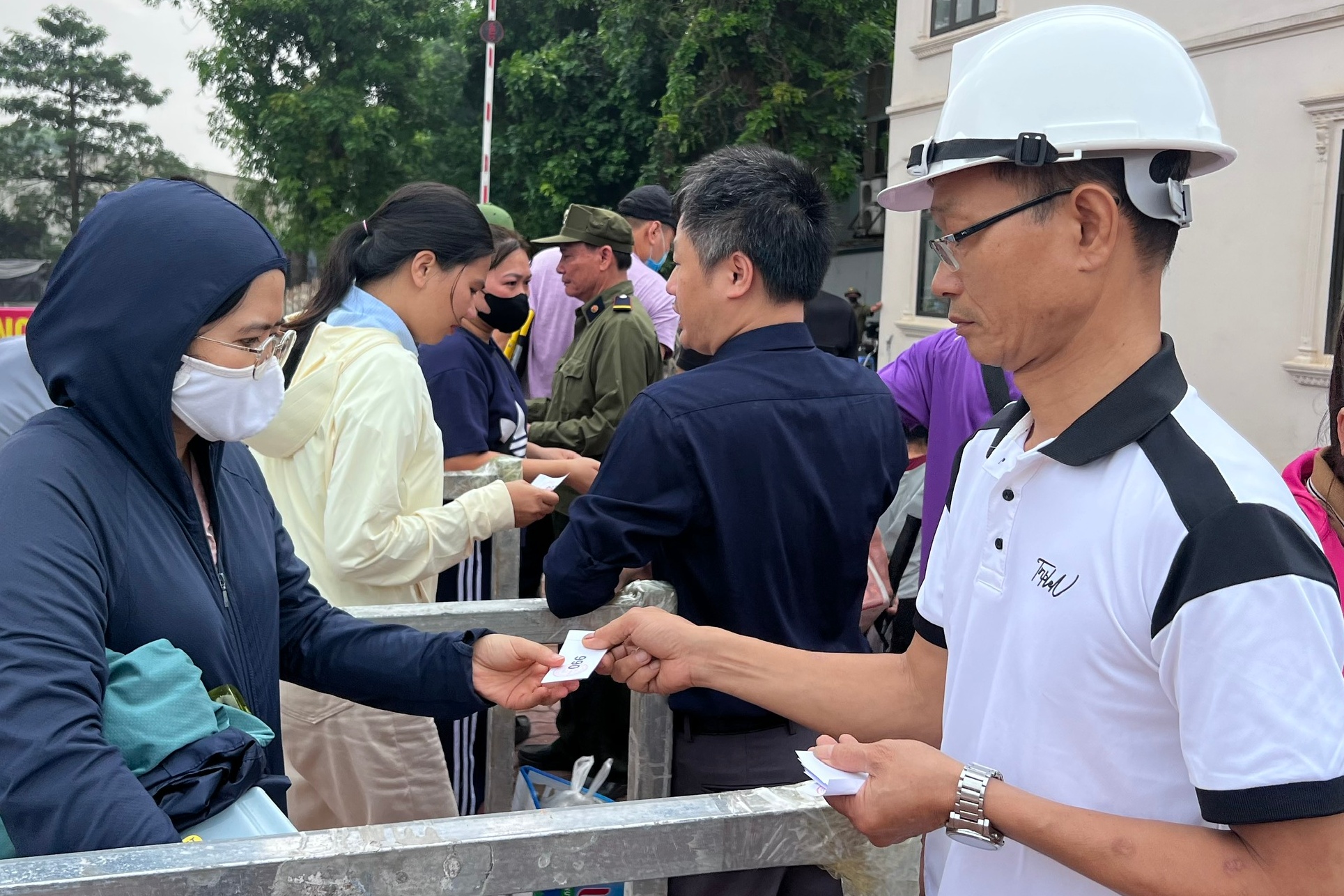 Động thái 'lạ' từ CĐT sau vụ xếp hàng xuyên đêm mua nhà ở xã hội - Ảnh 1.