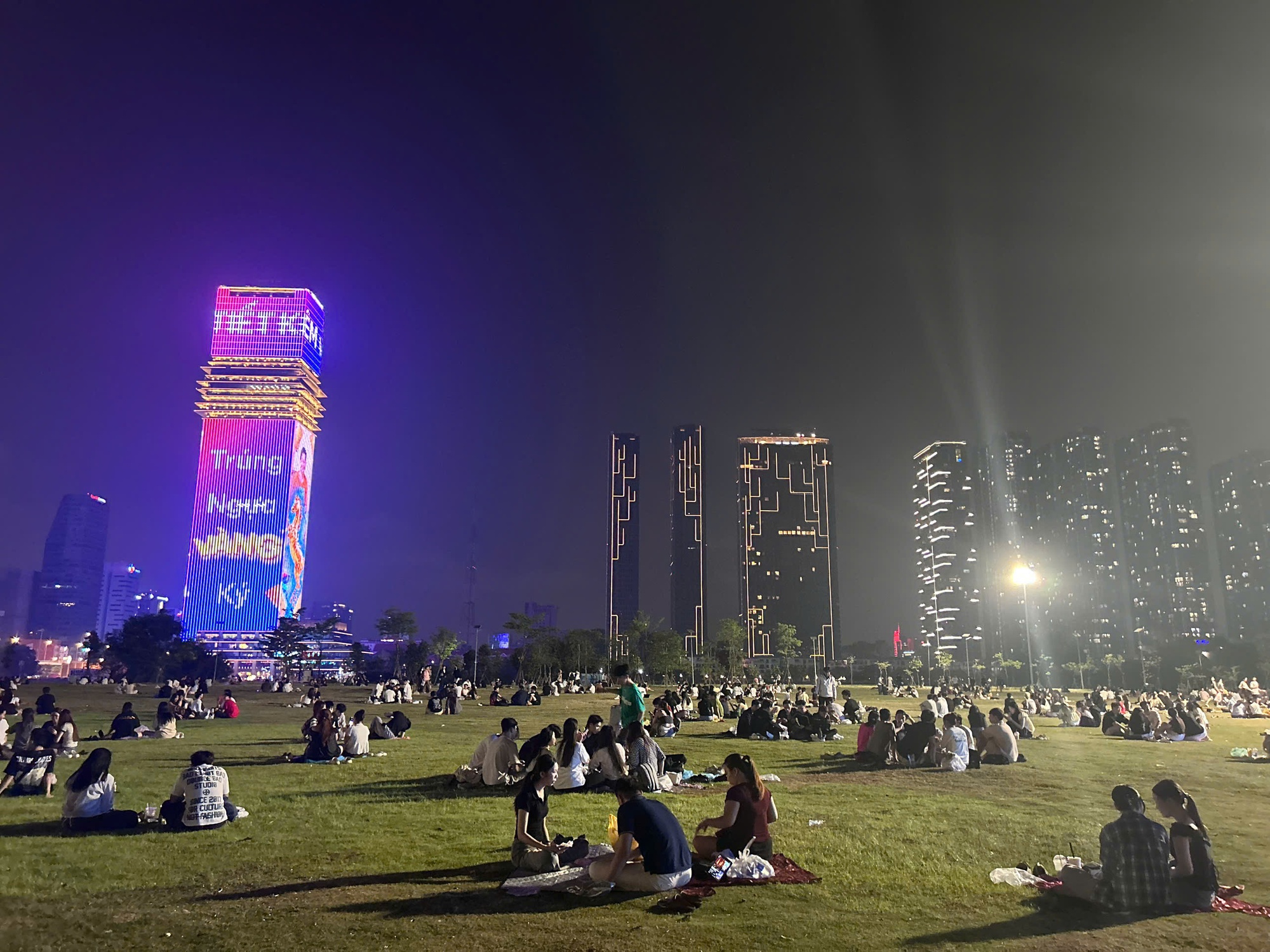 Tại sao 9-10 giờ tối, người trẻ lại rủ nhau ra c&ocirc;ng vi&ecirc;n?- Ảnh 1.