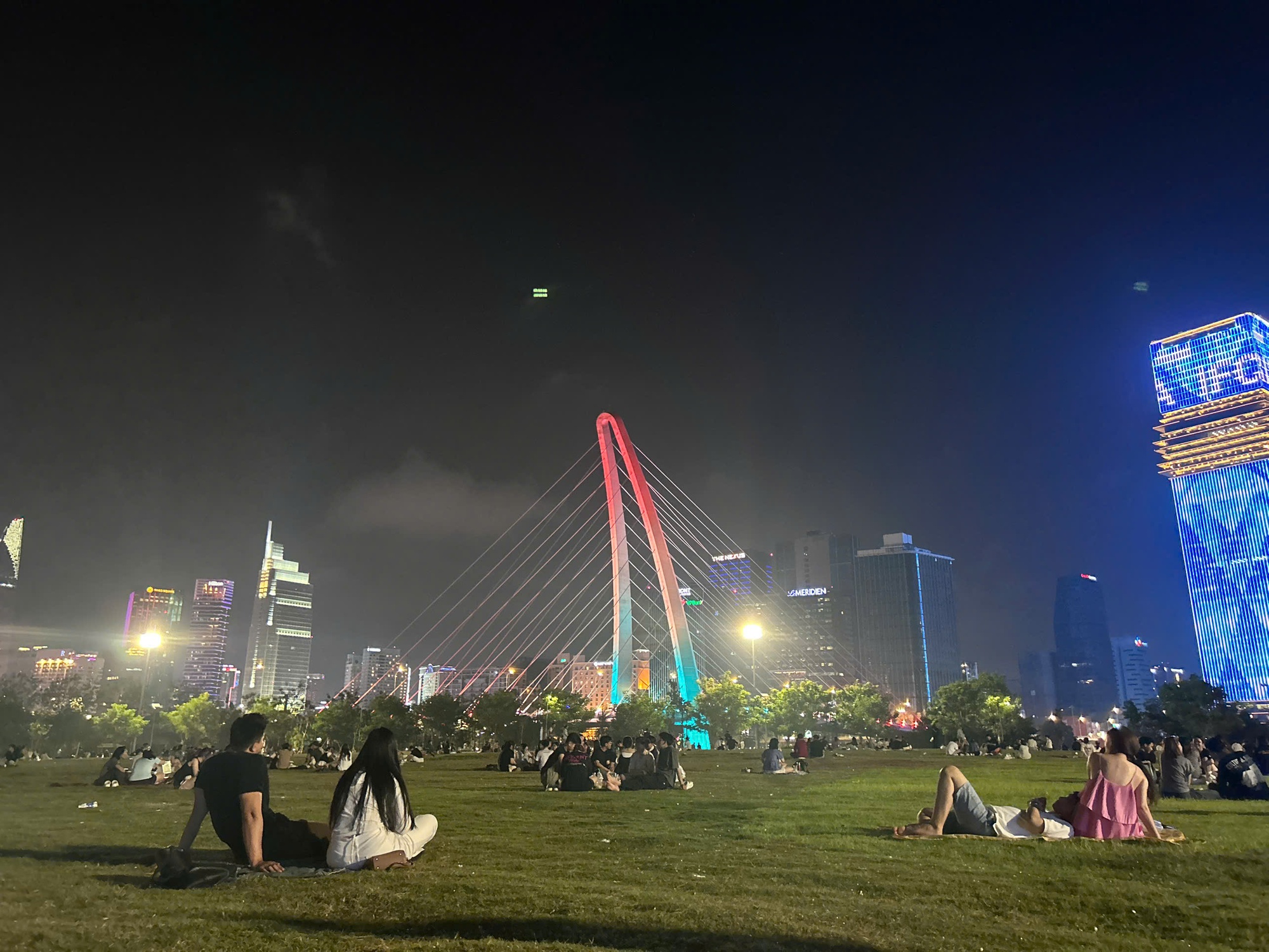 Tại sao 9-10 giờ tối, người trẻ lại rủ nhau ra c&ocirc;ng vi&ecirc;n?- Ảnh 2.