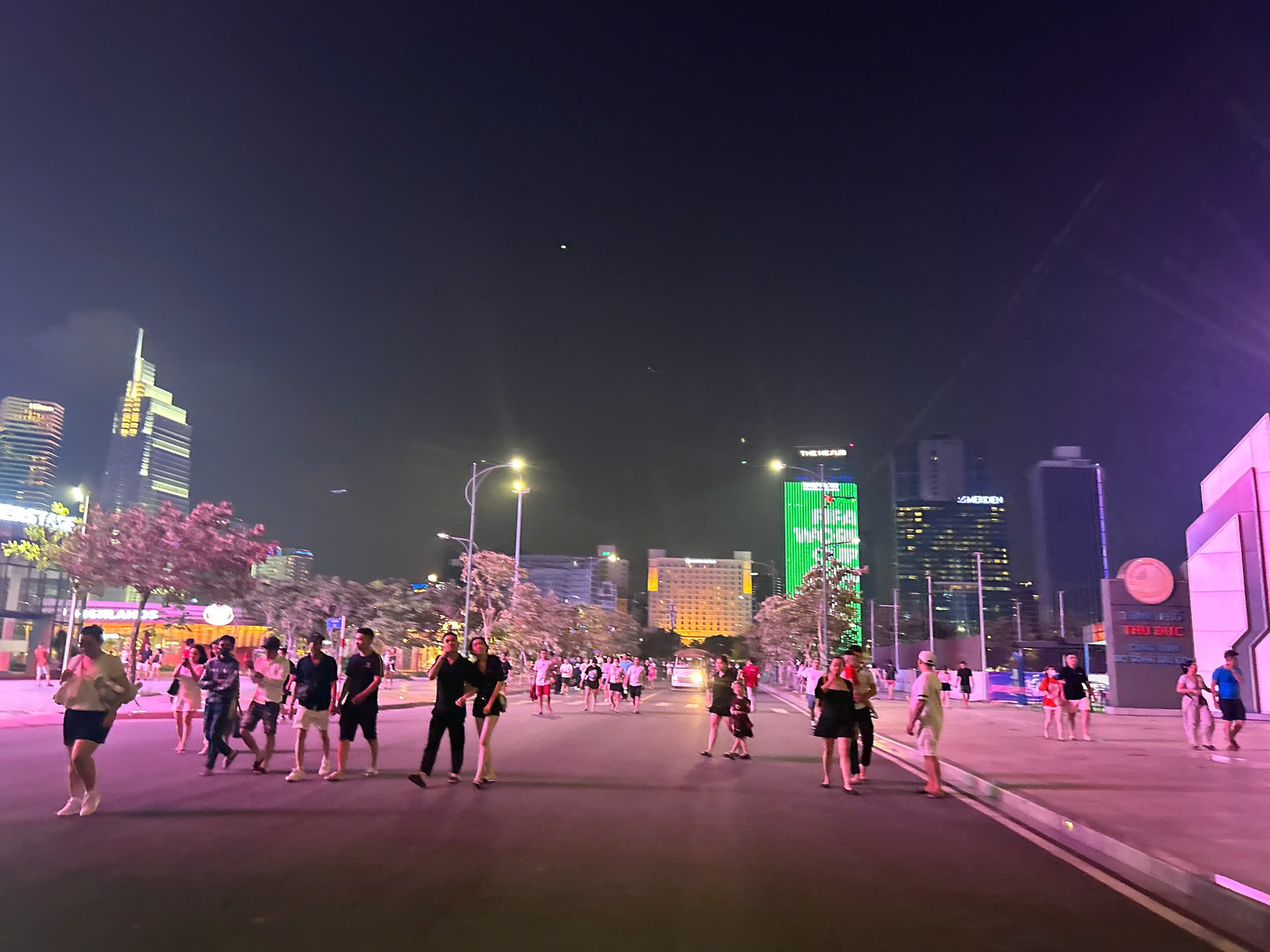 Tại sao 9-10 giờ tối, người trẻ lại rủ nhau ra c&ocirc;ng vi&ecirc;n?- Ảnh 3.