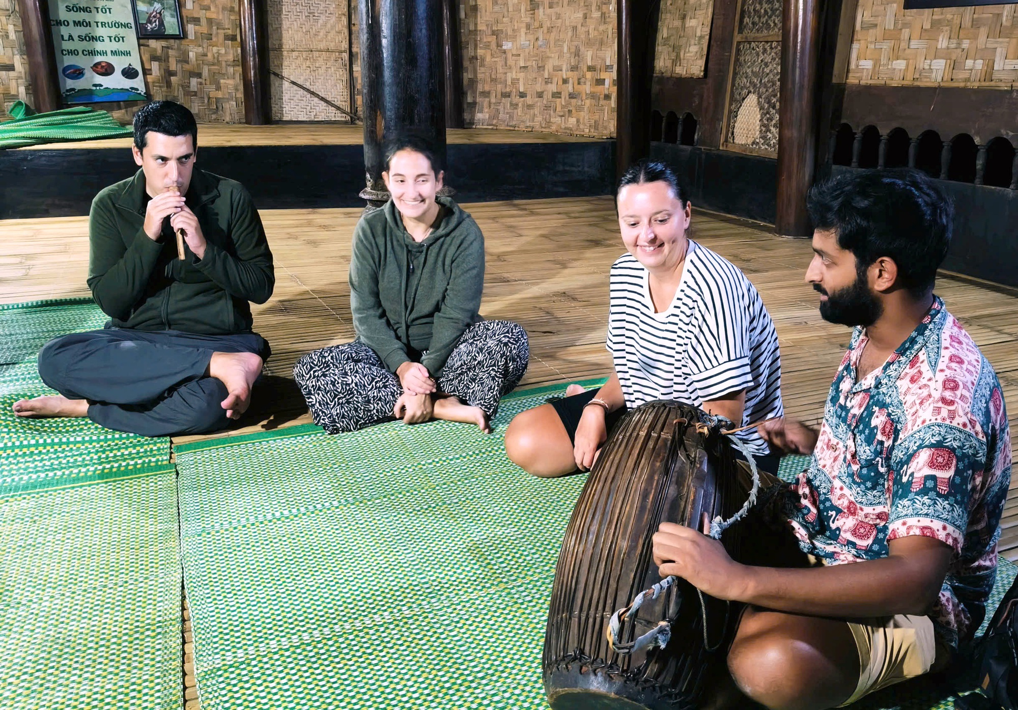 Chung d&ograve;ng m&aacute;u Lạc Hồng: Đưa văn h&oacute;a l&agrave;ng ra thế giới - Ảnh 2.