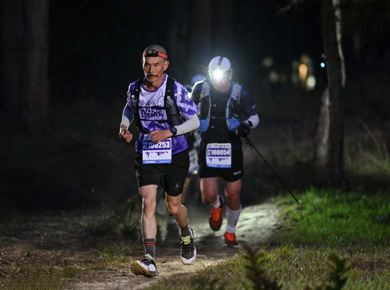 Lan tỏa tr&ecirc;n mạng x&atilde; hội: 'Bố gi&agrave;' 4 lần chạy bộ băng rừng 100 km  - Ảnh 3.