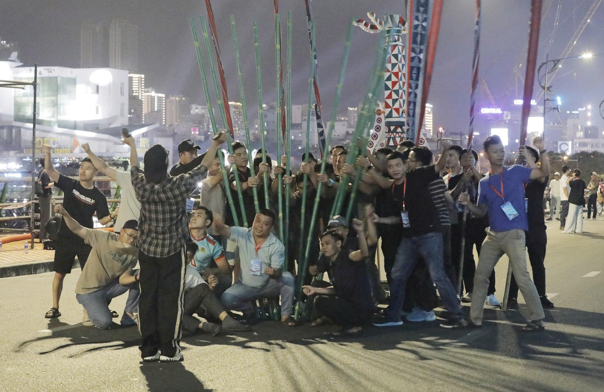 Đi Đ&agrave; Nẵng dịp lễ 30.4-1.5: Đừng bỏ lỡ Gala 'Tổ quốc b&igrave;nh y&ecirc;n' cực ho&agrave;nh tr&aacute;ng - Ảnh 4.