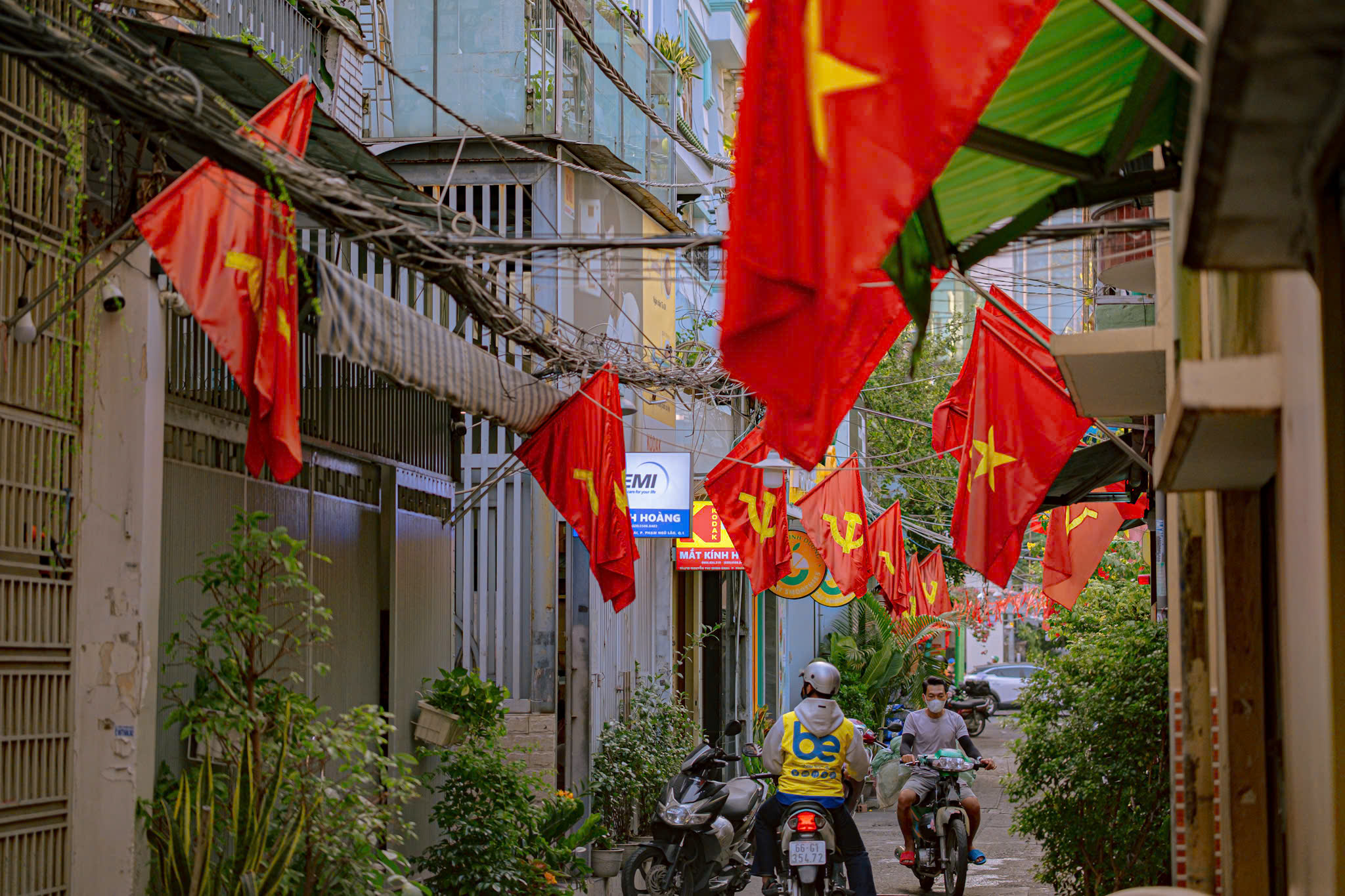 Con đường ở TP.HCM rợp sắc cờ Tổ quốc, nhìn là thấy tự hào - Ảnh 8.