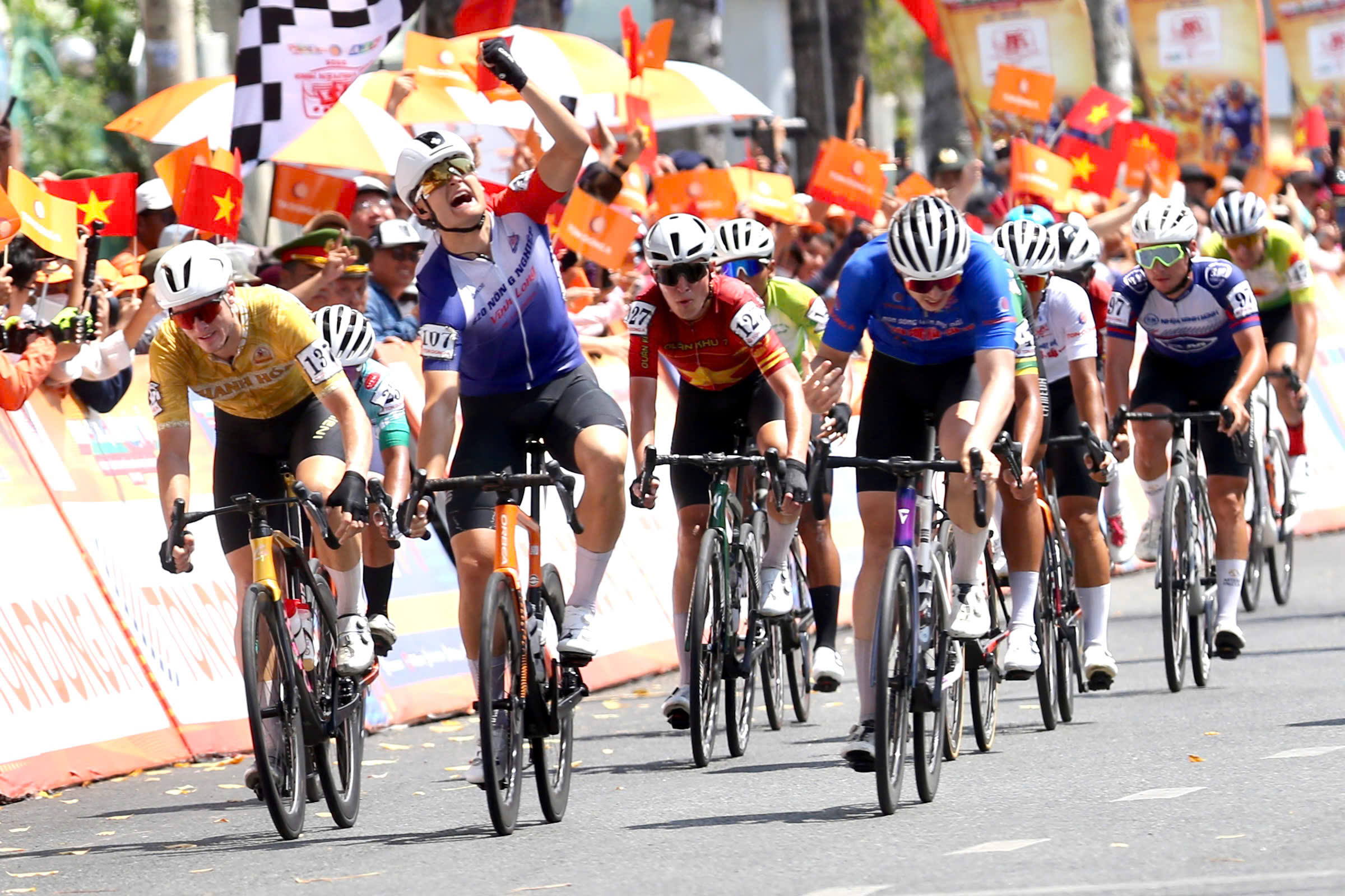 Cú đẩy xe đẳng cấp mang về chiến thắng ngoạn mục cho tay đua người New Zealand- Ảnh 4.