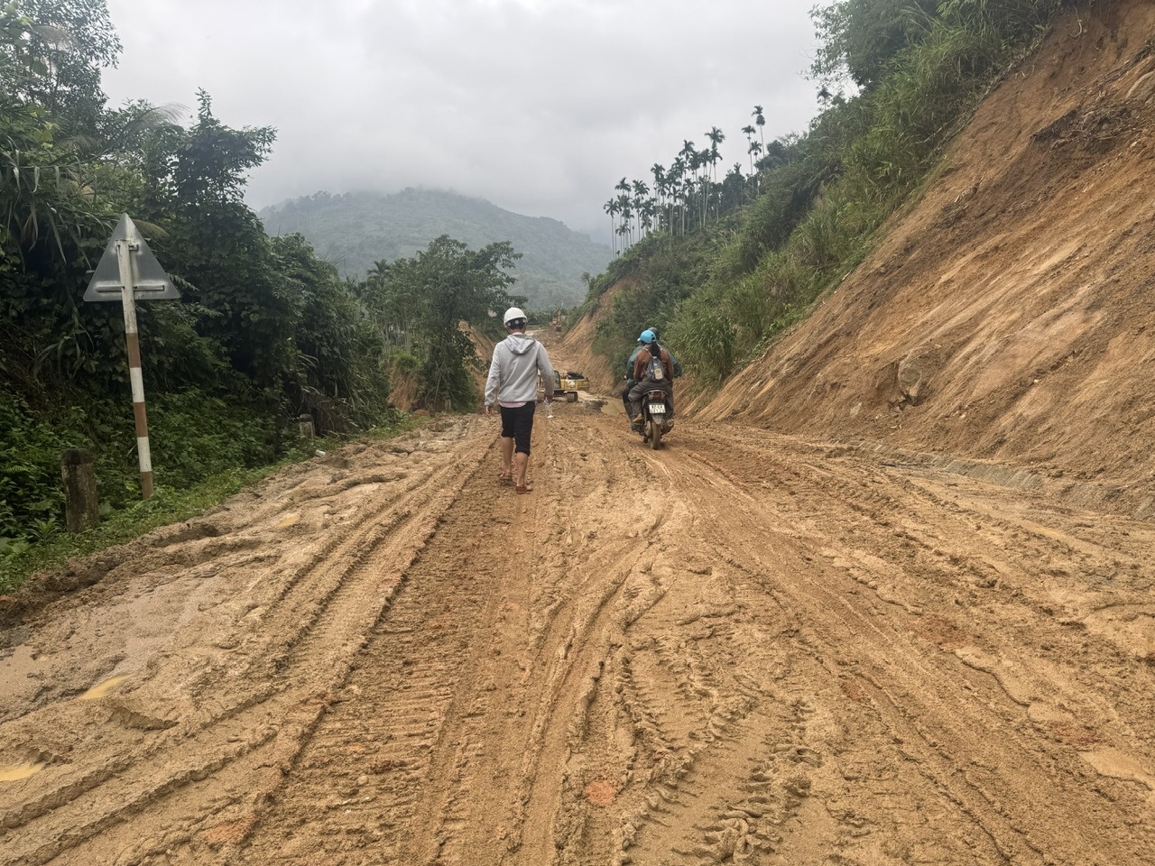 'Ổ voi' bủa vây tỉnh lộ 623 ở Quảng Ngãi: 4 km ám ảnh người đi đường- Ảnh 3.