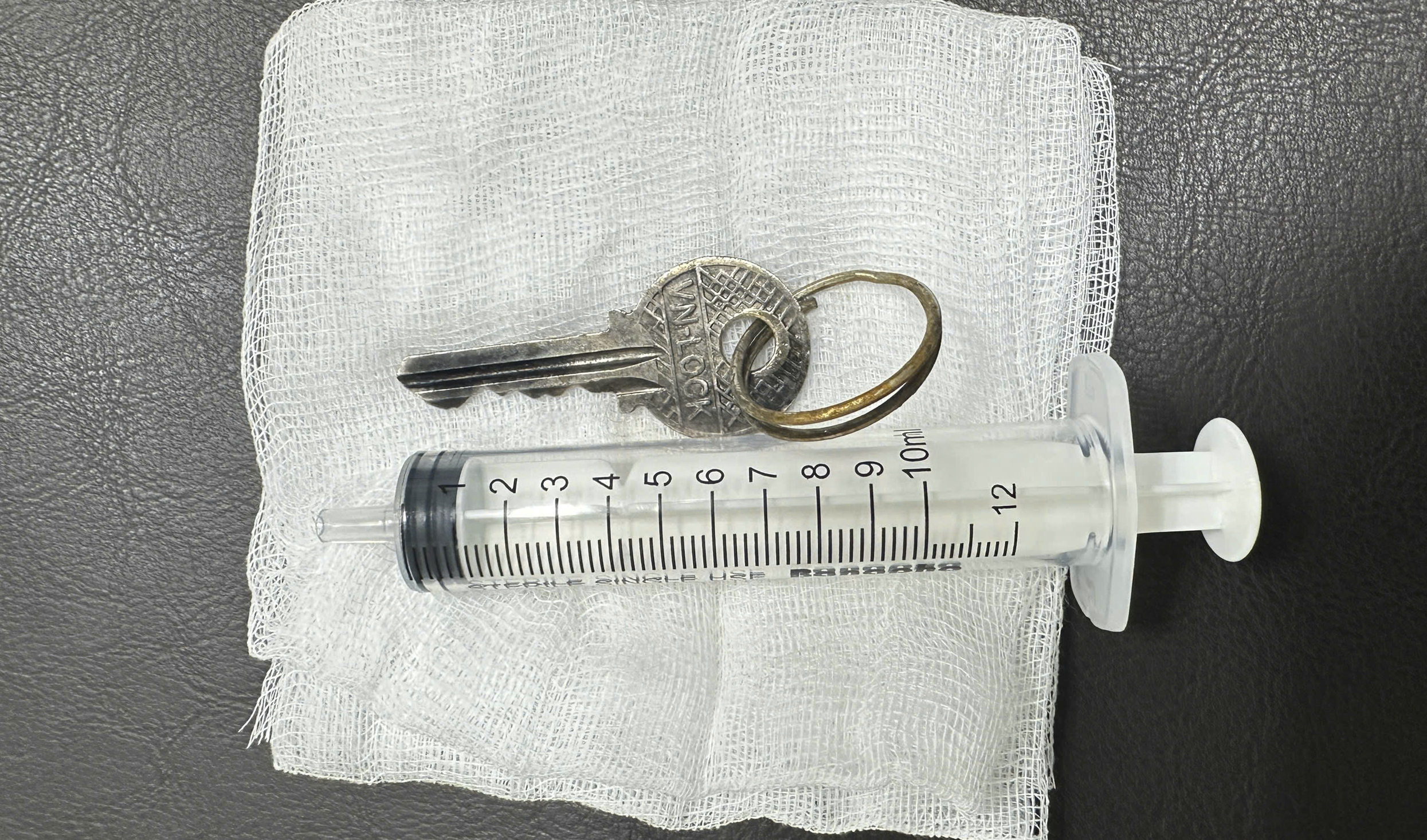  Bé trai 14 tuổi nuốt chìa khóa, bác sĩ nội soi gắp thành công - Ảnh 2.