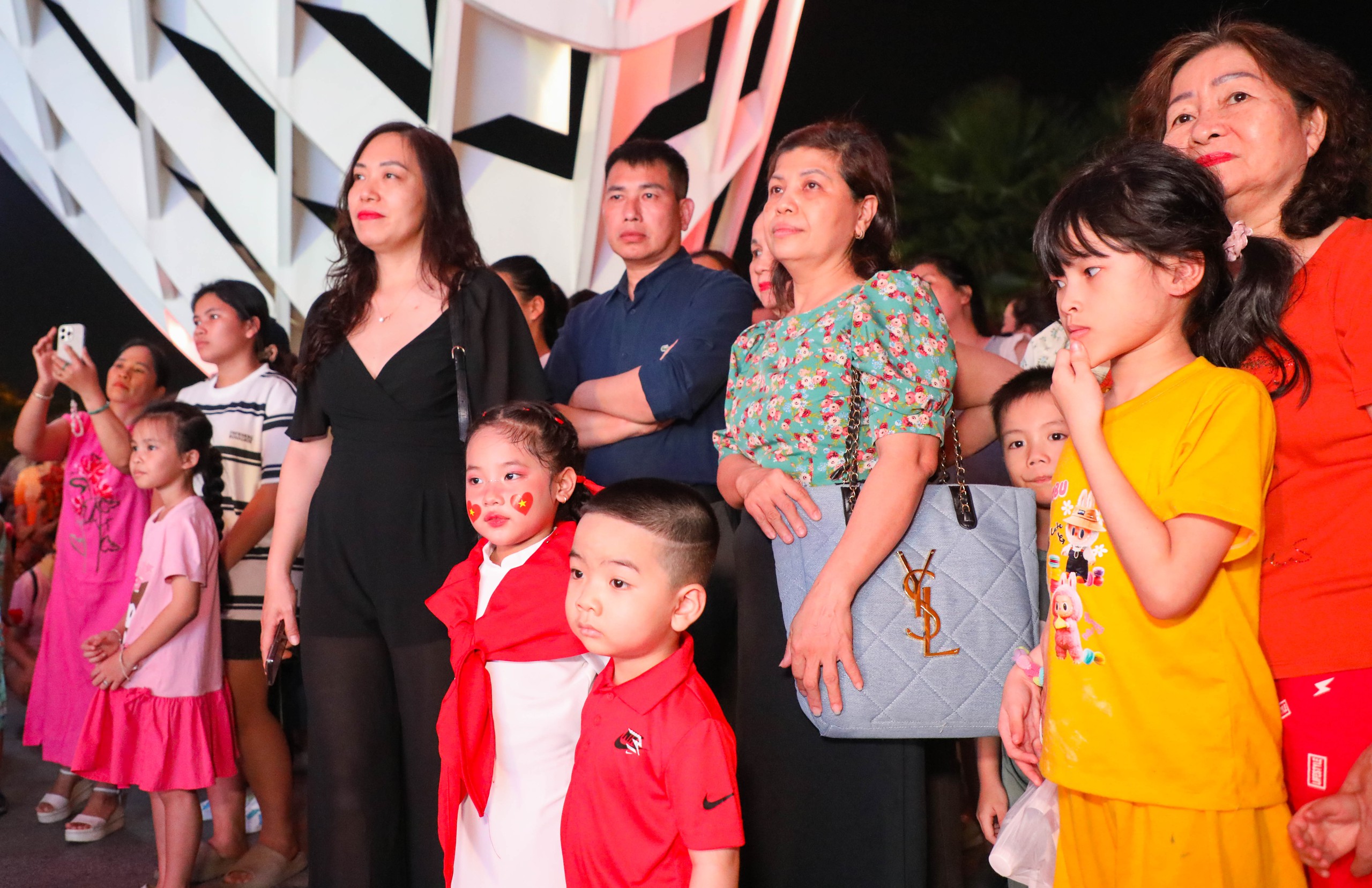 Kh&ocirc;ng gian văn h&oacute;a 3 miền hội tụ tại chuỗi chương tr&igrave;nh 'Tổ quốc b&igrave;nh y&ecirc;n' - Ảnh 8.