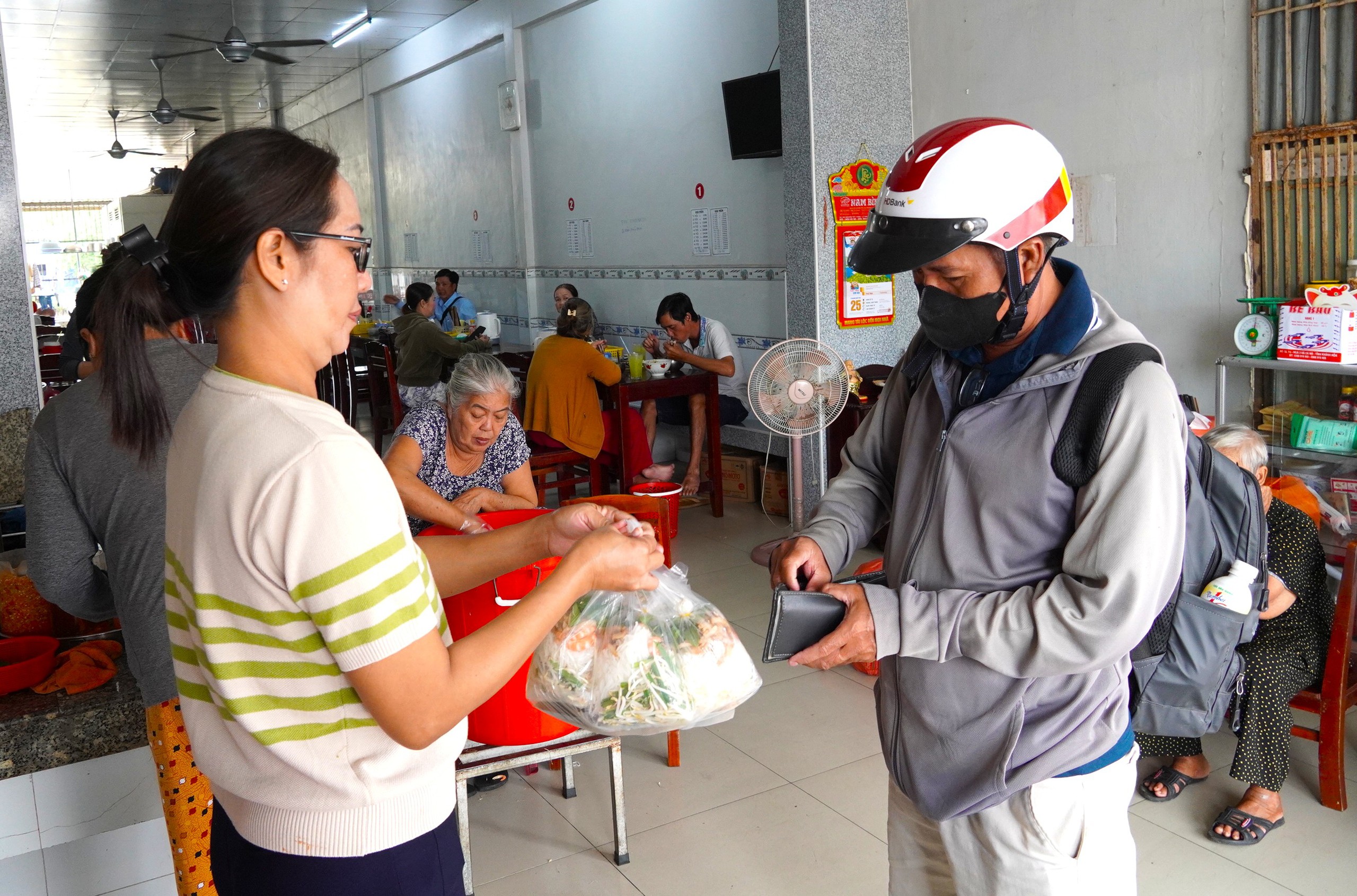 Qu&aacute;n b&uacute;n nước l&egrave;o chỉ b&aacute;n t&ocirc;m đất suốt 40 năm vẫn h&uacute;t kh&aacute;ch C&agrave; Mau   - Ảnh 10.