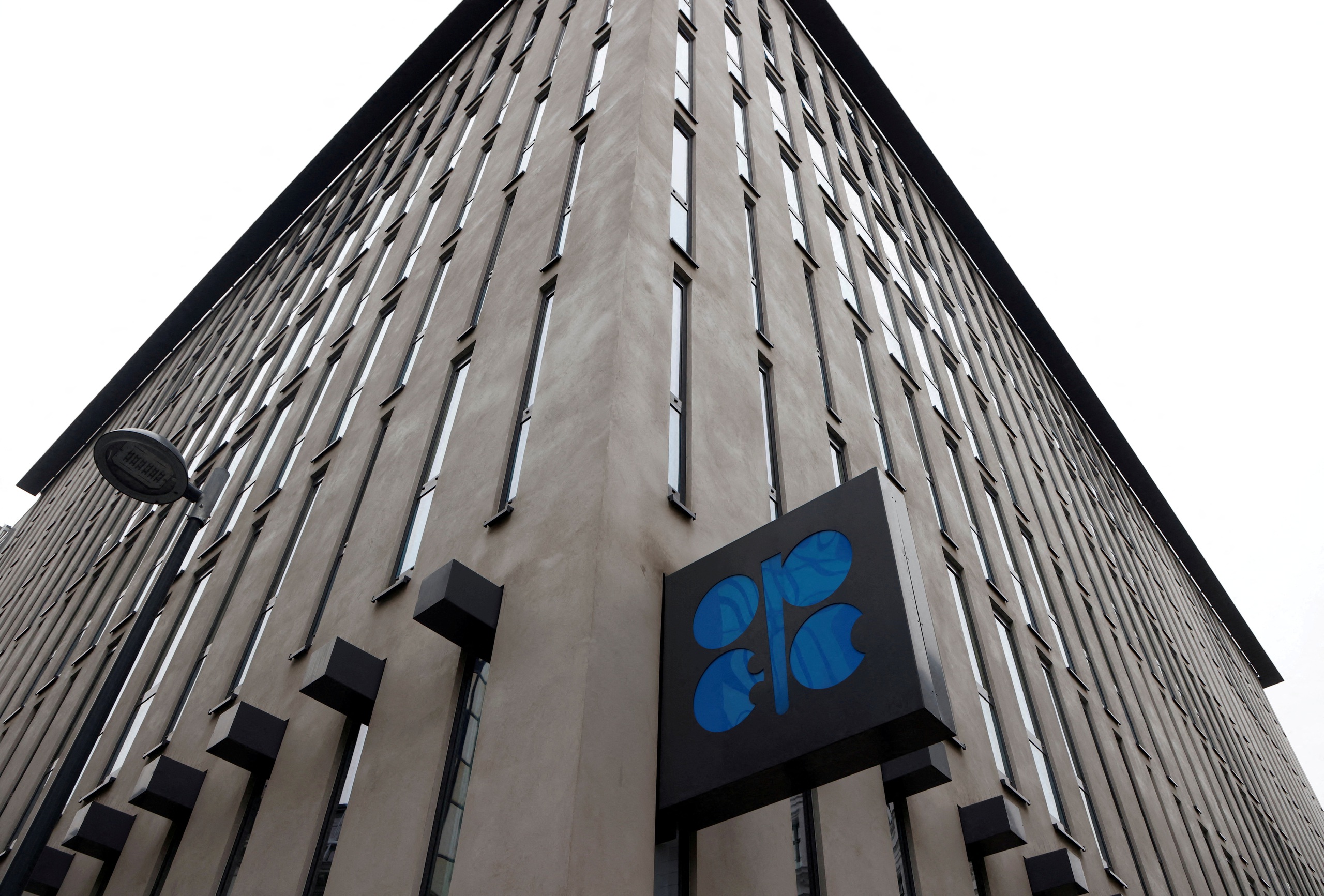 UAE rời OPEC, gi&aacute;ng đ&ograve;n mạnh v&agrave;o nh&oacute;m sản xuất dầu to&agrave;n cầu - Ảnh 1.