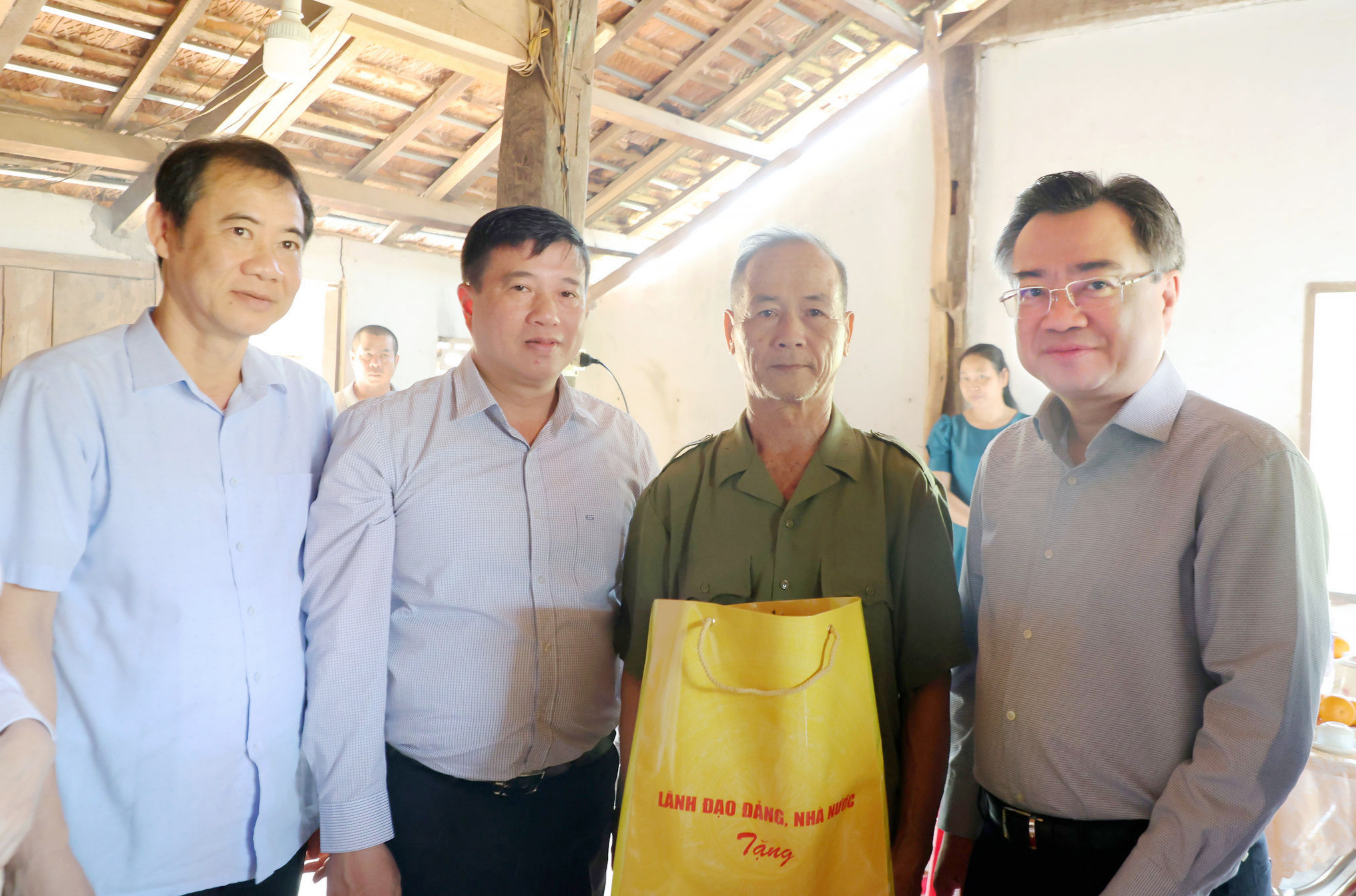 Ông Nguyễn Thanh Nghị thăm các gia đình chính sách tại xã Cư Jút- Ảnh 1.