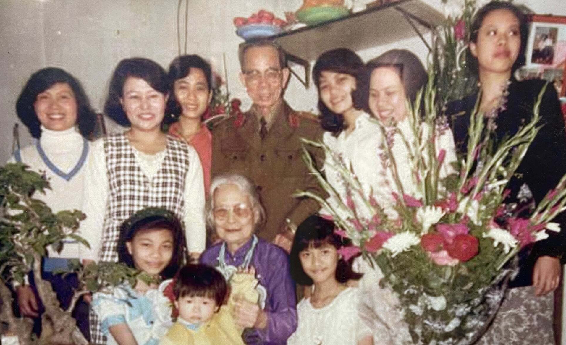 Bữa cơm đo&agrave;n tụ sau ng&agrave;y đất nước thống nhất của gia đ&igrave;nh tướng Ba Quốc- Ảnh 3.