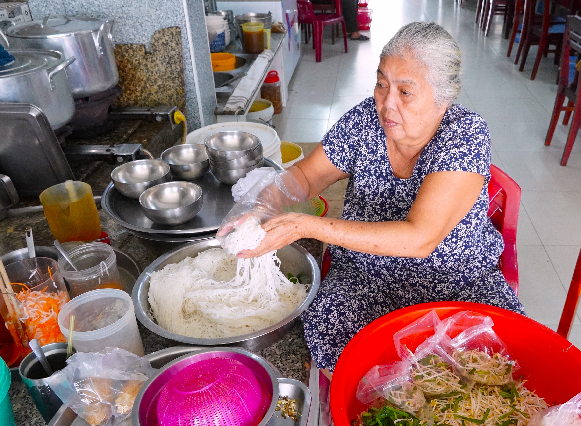 Qu&aacute;n b&uacute;n nước l&egrave;o chỉ b&aacute;n t&ocirc;m đất suốt 40 năm vẫn h&uacute;t kh&aacute;ch C&agrave; Mau   - Ảnh 2.