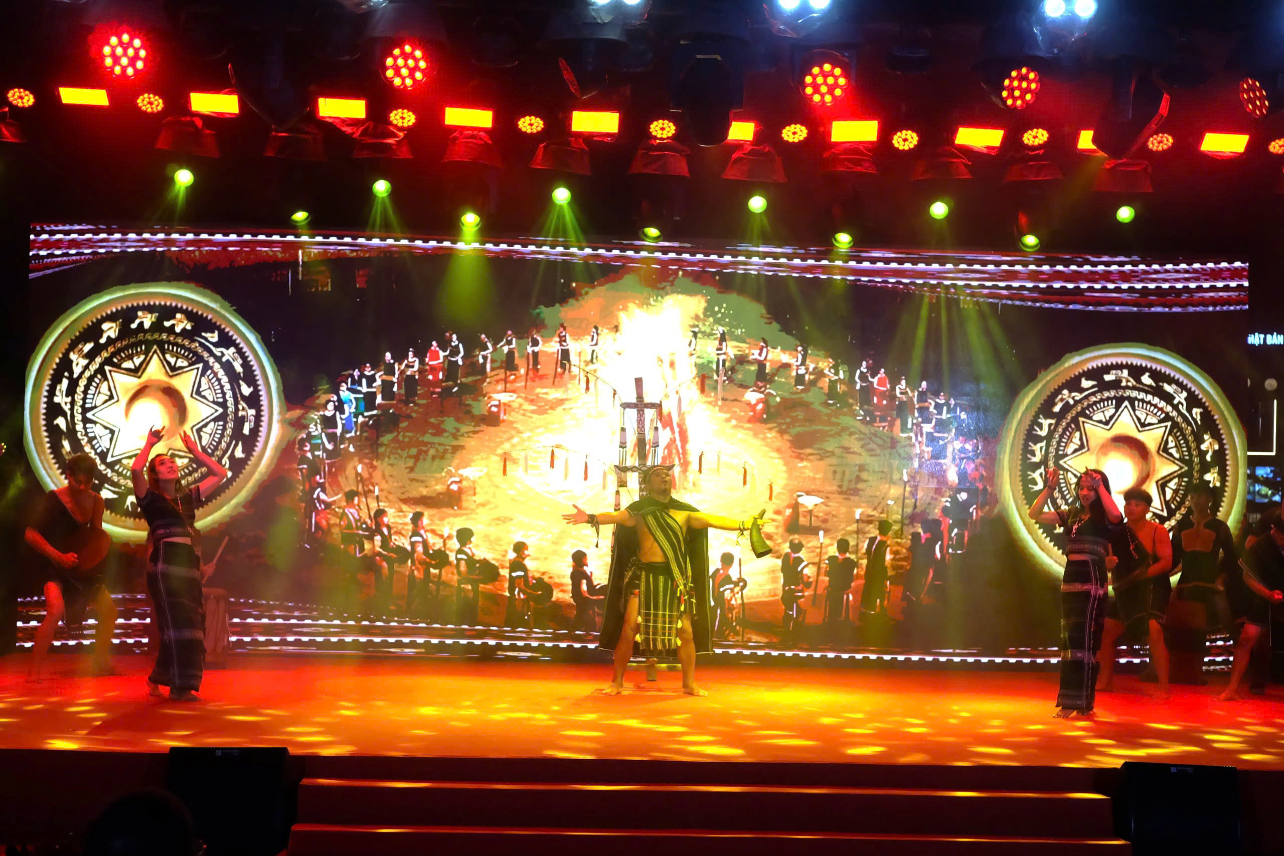 Kh&ocirc;ng gian văn h&oacute;a 3 miền hội tụ tại chuỗi chương tr&igrave;nh 'Tổ quốc b&igrave;nh y&ecirc;n' - Ảnh 3.