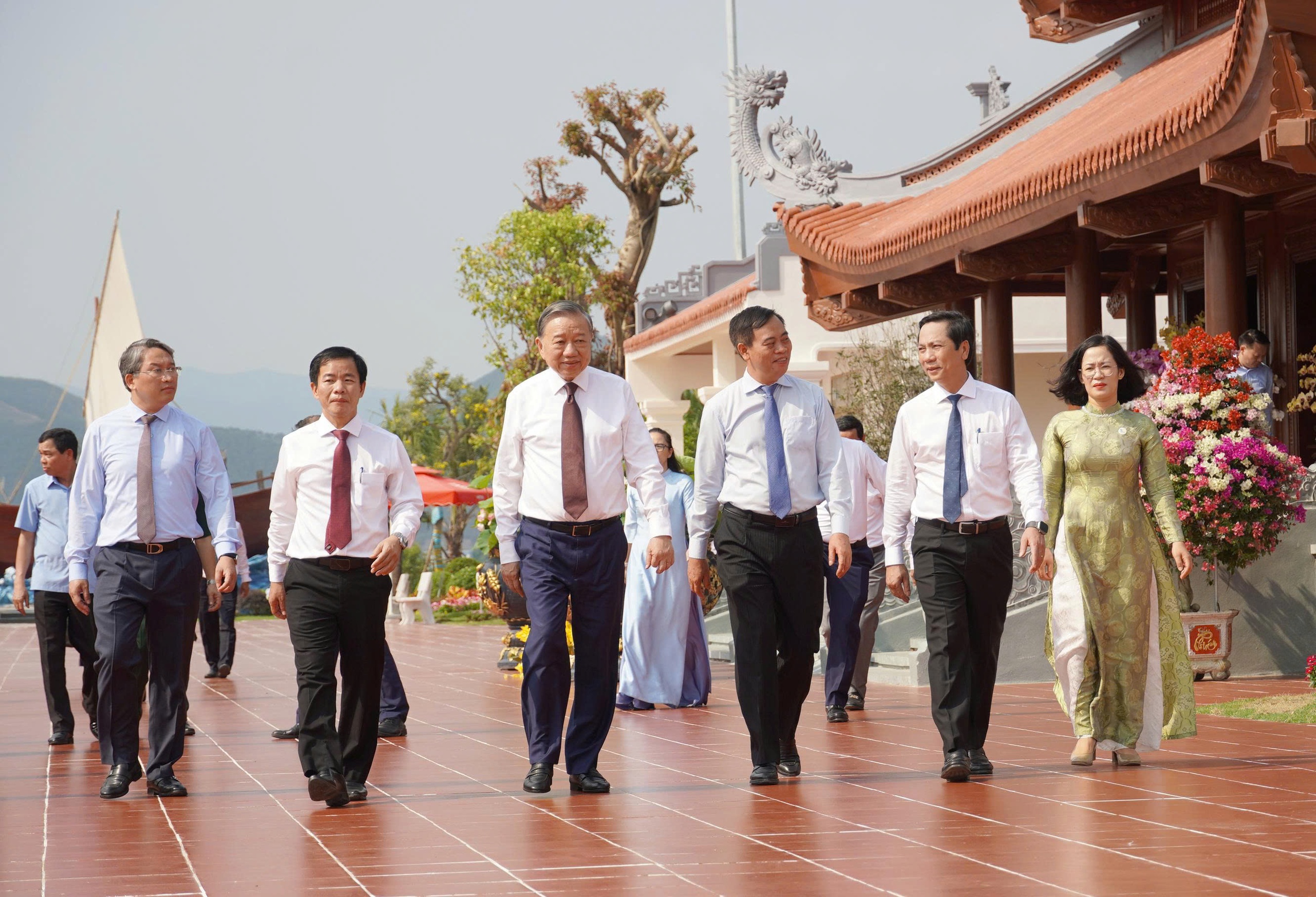 Tổng Bí thư, Chủ tịch nước Tô Lâm dự lễ thượng cờ 'Thống nhất non sông'- Ảnh 7.