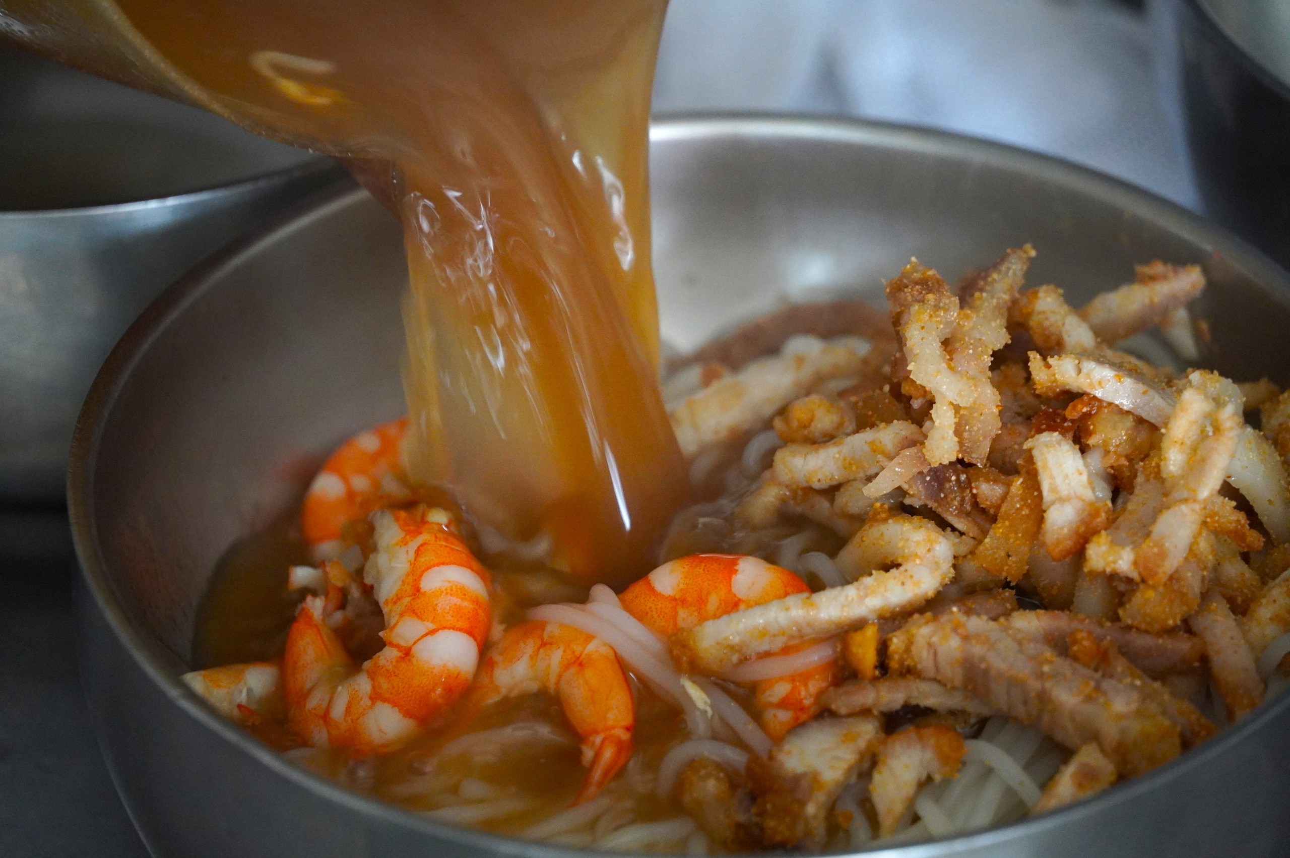 Qu&aacute;n b&uacute;n nước l&egrave;o chỉ b&aacute;n t&ocirc;m đất suốt 40 năm vẫn h&uacute;t kh&aacute;ch C&agrave; Mau   - Ảnh 6.