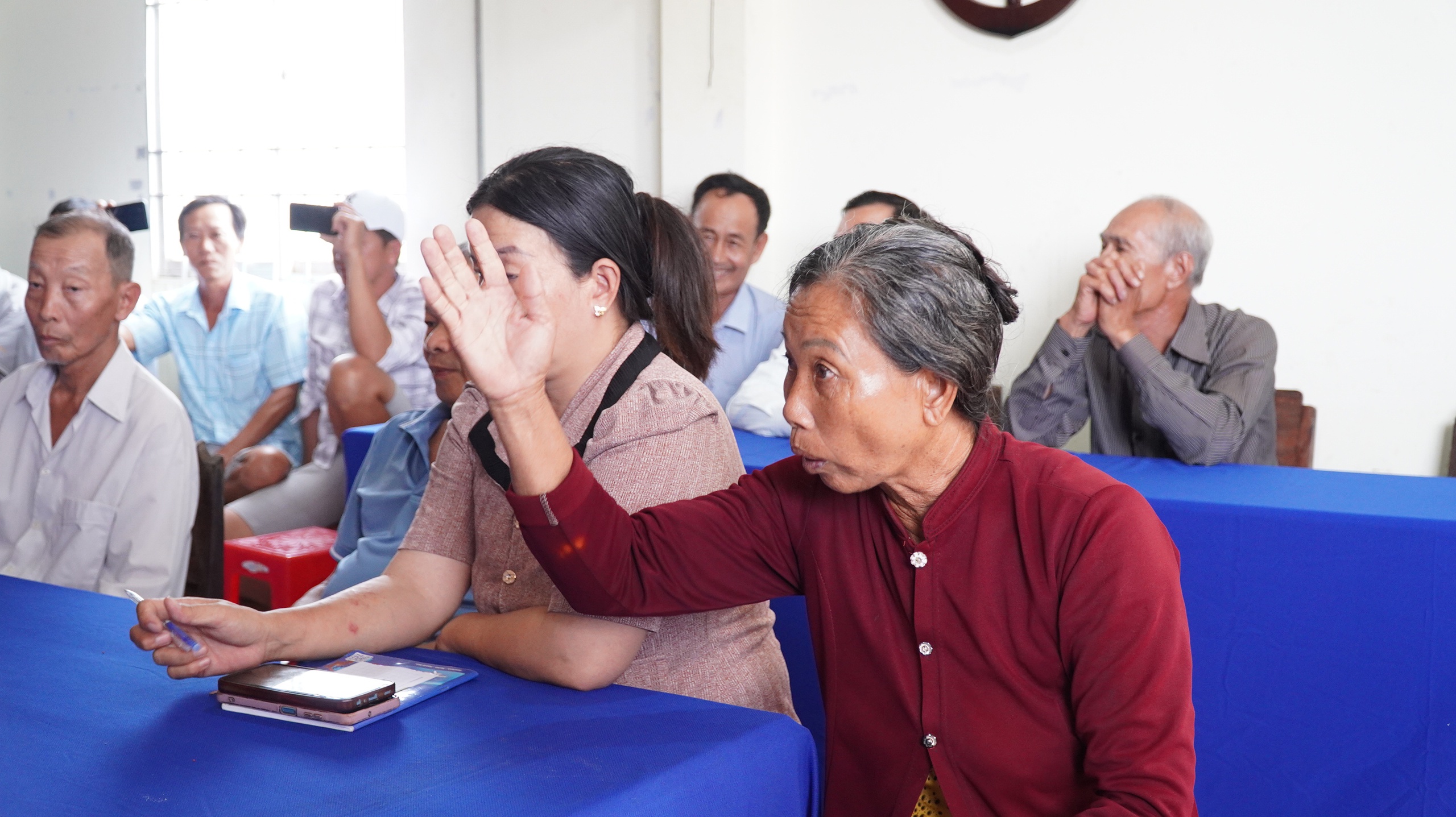 Người dân ở Tân Thành mang cá chết đến cuộc họp, yêu cầu làm rõ nguyên nhân- Ảnh 2.