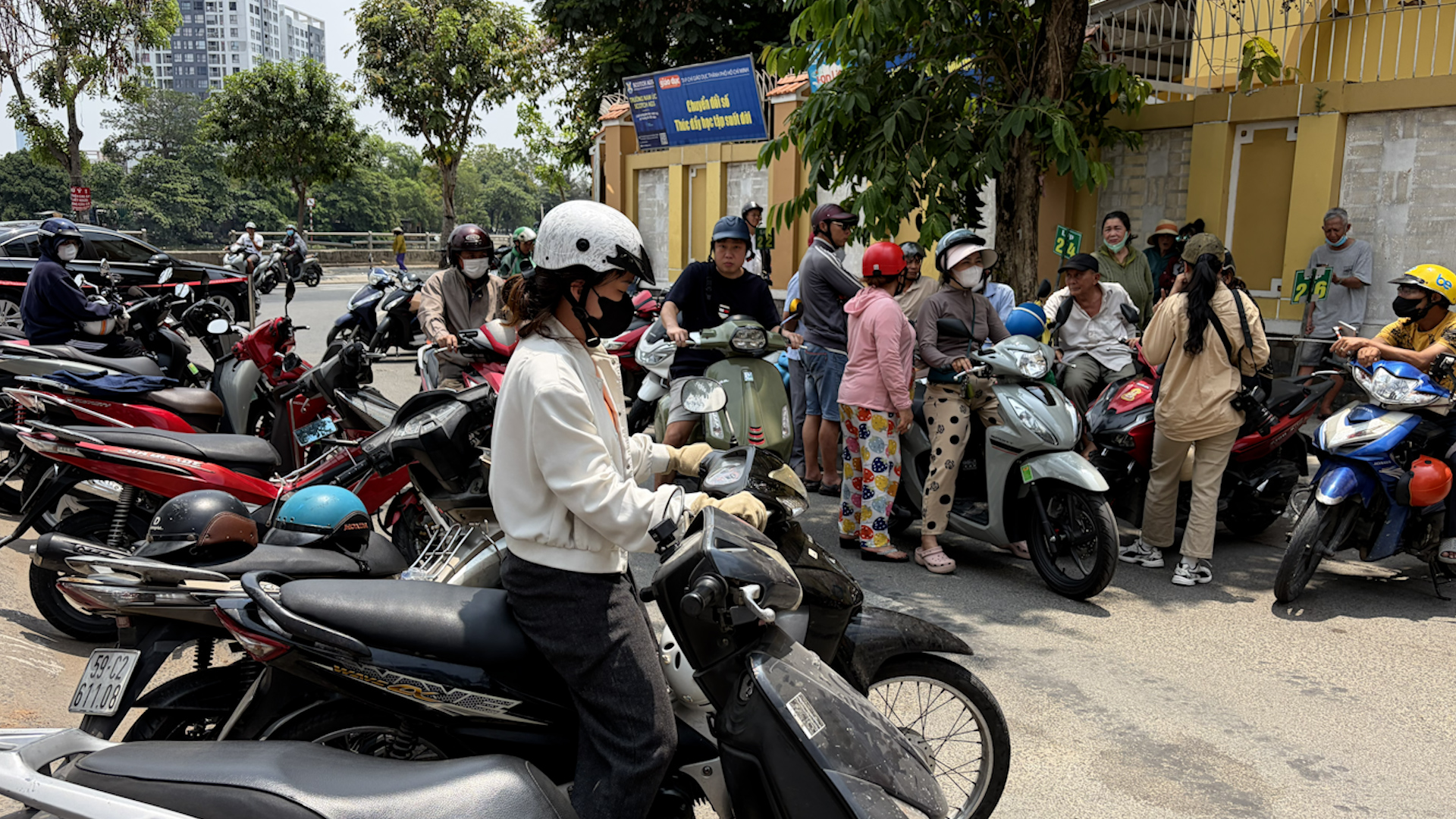 Vụ học sinh Trường tiểu học Đặng Th&ugrave;y Tr&acirc;m nghi ngộ độc: Phụ huynh bức x&uacute;c v&igrave; nh&agrave; trường thiếu minh bạch th&ocirc;ng tin- Ảnh 2.