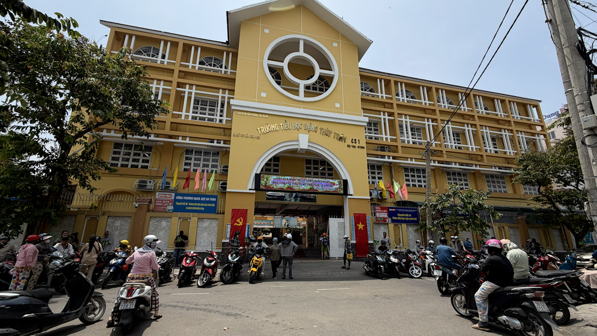 Vụ học sinh Trường tiểu học Đặng Th&ugrave;y Tr&acirc;m nghi ngộ độc: Phụ huynh bức x&uacute;c v&igrave; nh&agrave; trường thiếu minh bạch th&ocirc;ng tin- Ảnh 1.