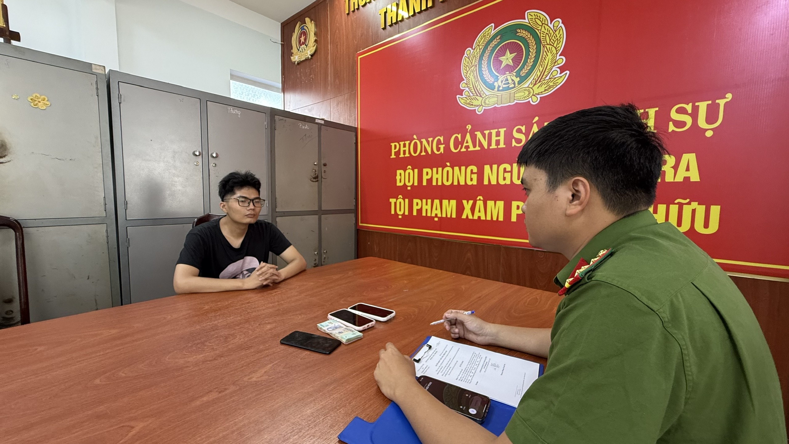 Bắt giữ khẩn cấp 'phi công' trộm 5 cây vàng của em gái người yêu - Ảnh 1.