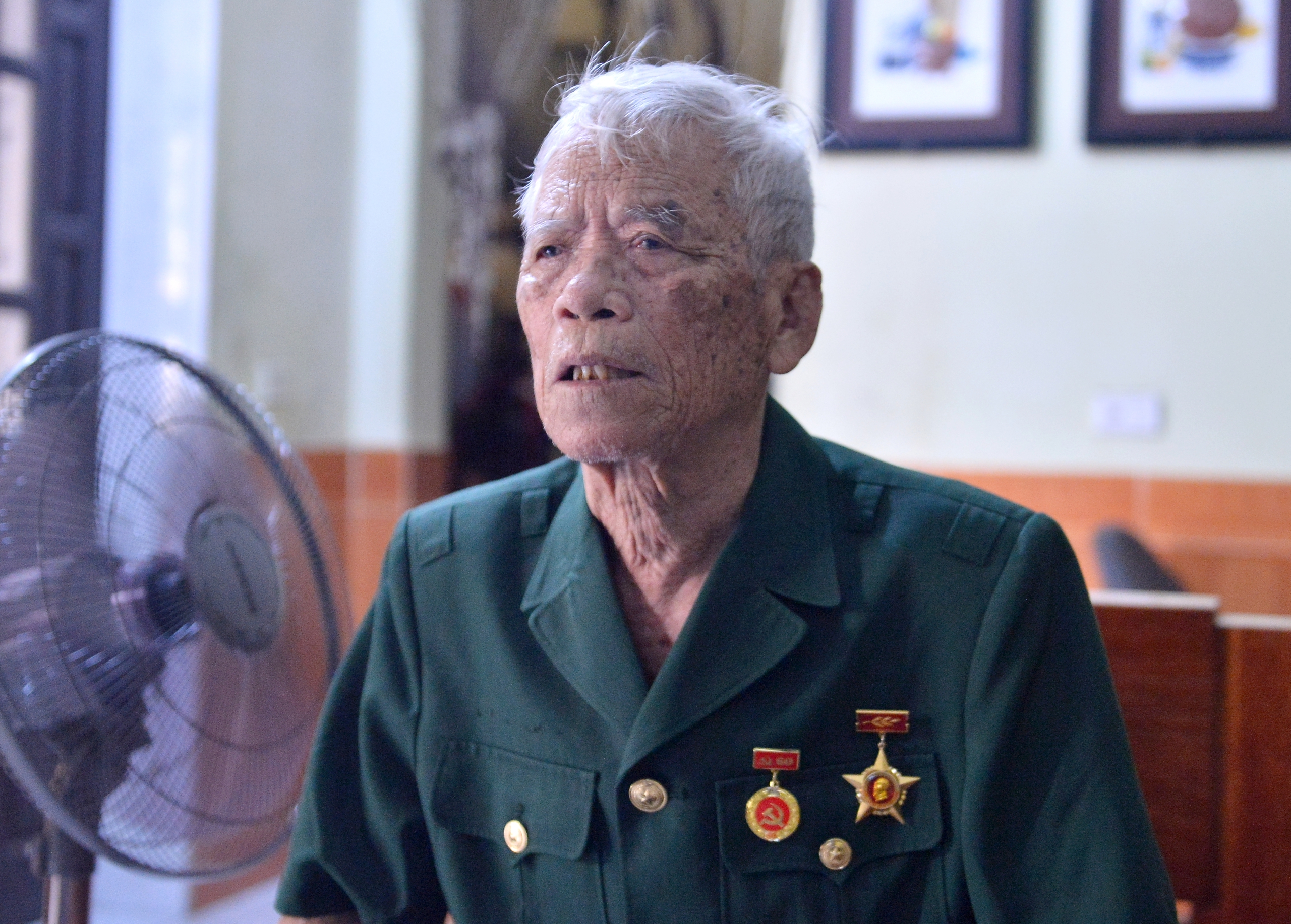 Gặp người l&iacute;nh v&agrave;o Dinh Độc Lập khi &aacute;o c&ograve;n thấm m&aacute;u - Ảnh 1.