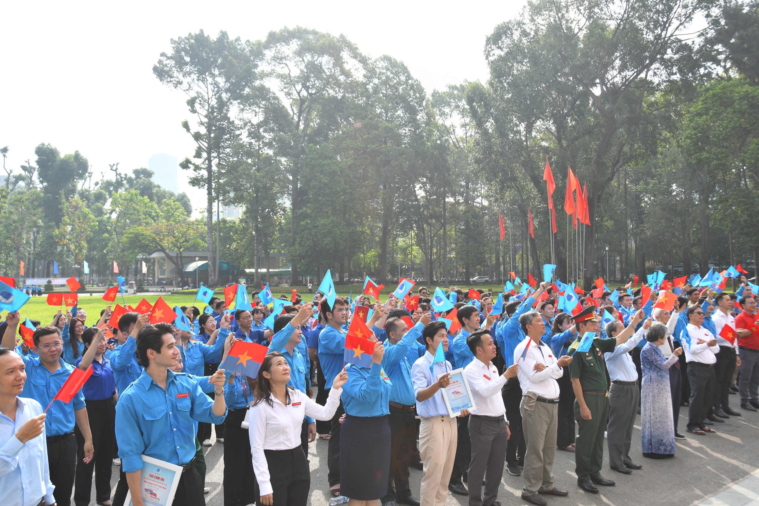 51 năm đất nước thống nhất: Lễ ch&agrave;o cờ đặc biệt tại Dinh Độc Lập  - Ảnh 7.