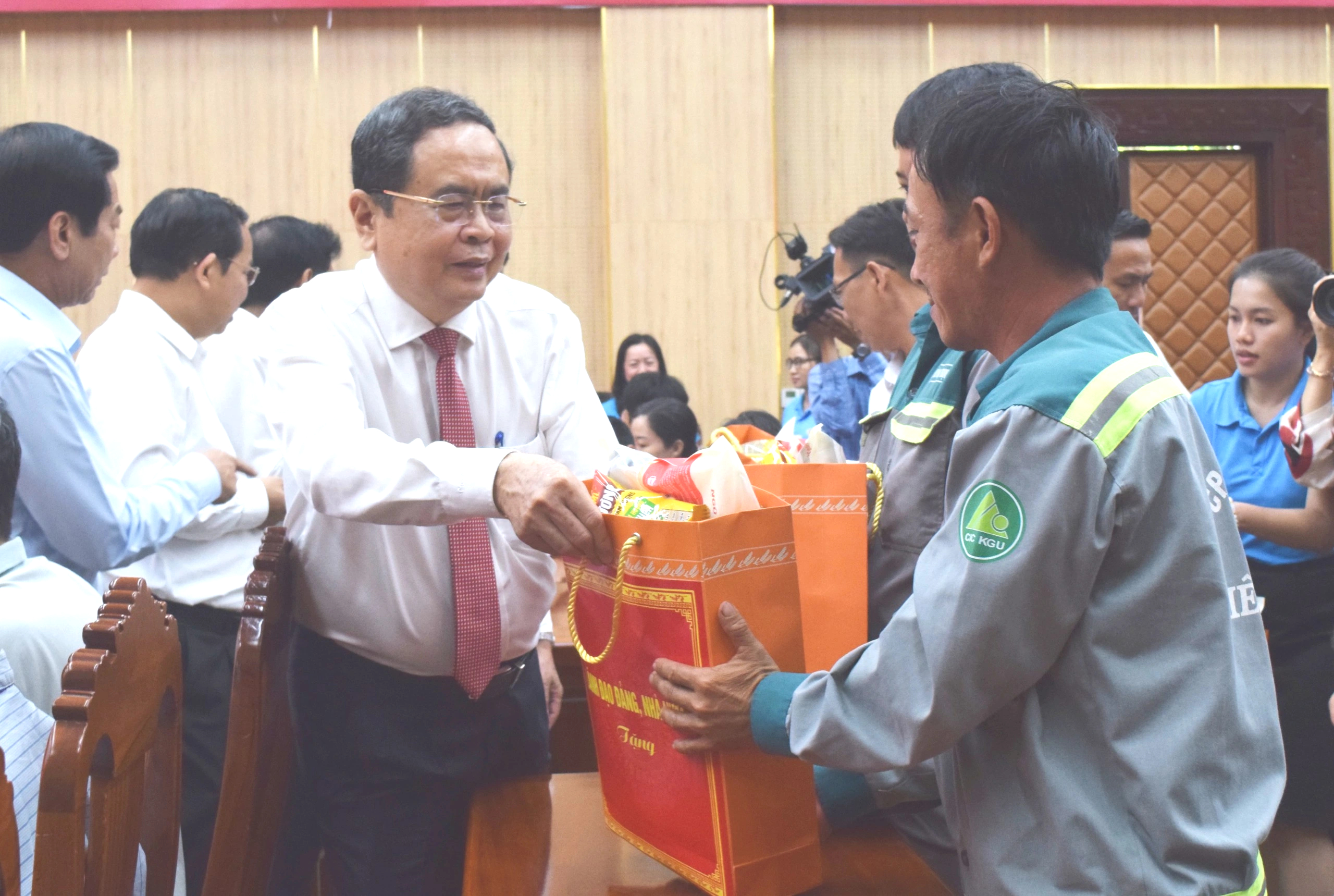 Chủ tịch Quốc hội Trần Thanh Mẫn thăm và tặng quà tại An Giang- Ảnh 6.