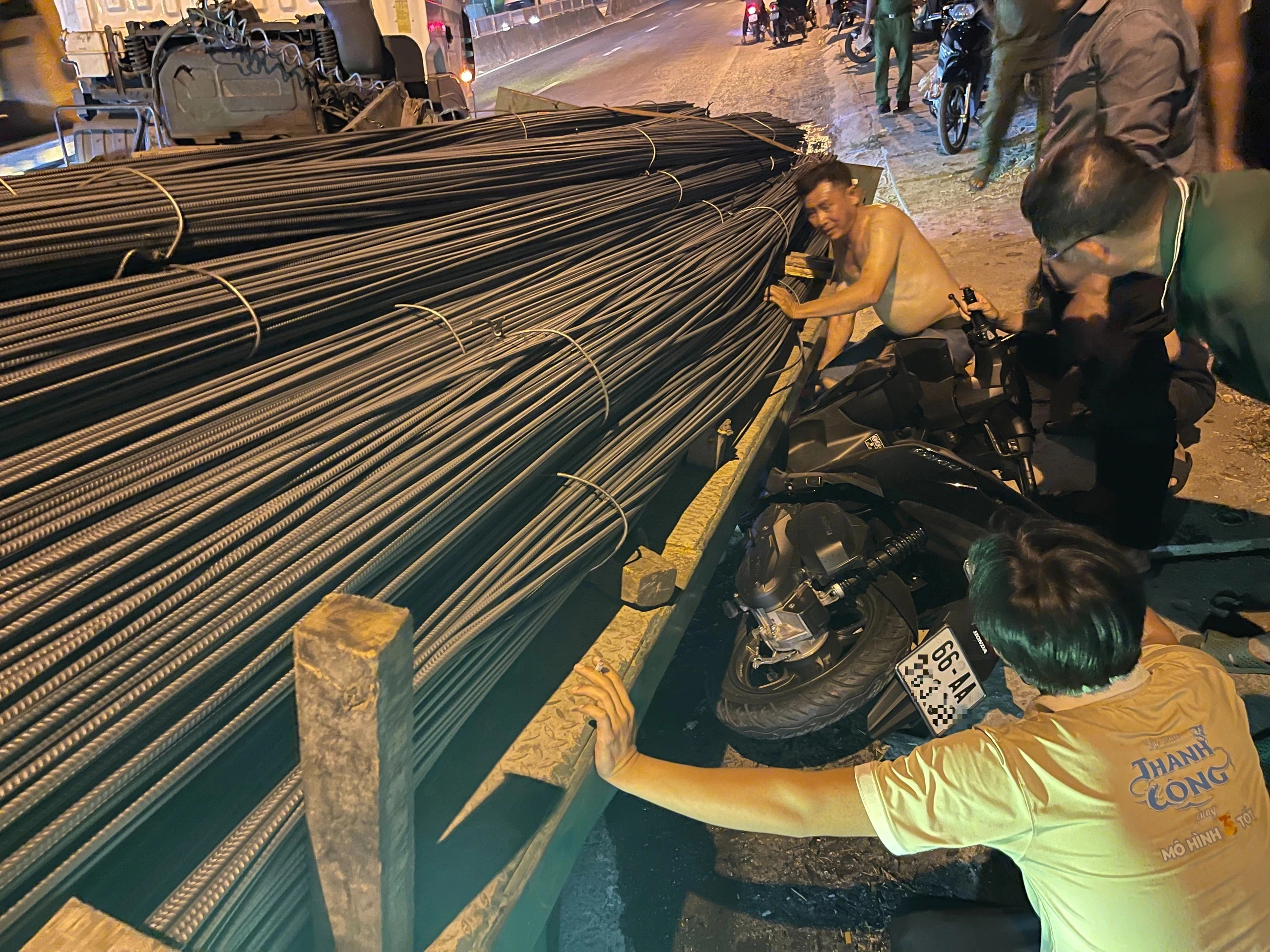 Xe đầu kéo chở thép đè bẹp xe máy trên quốc lộ 1- Ảnh 1.