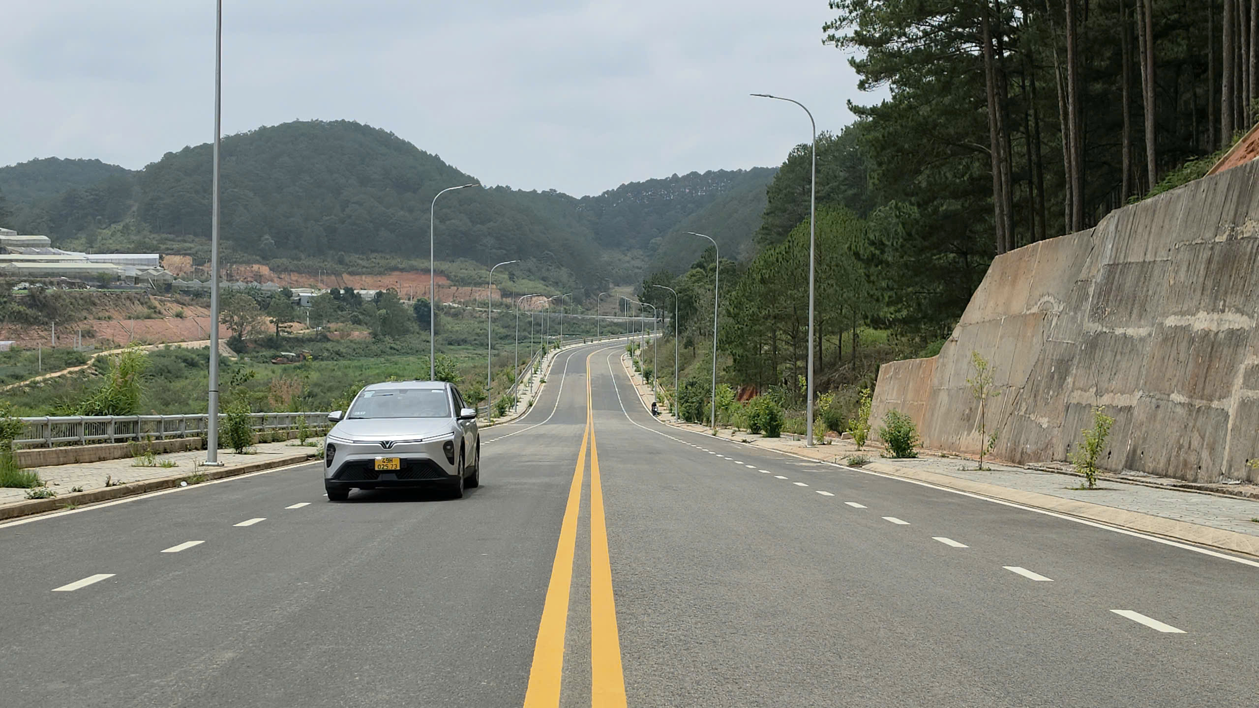 Đường vành đai Đà Lạt thông xe nhưng còn “nút thắt” 2 hộ dân - Ảnh 4.