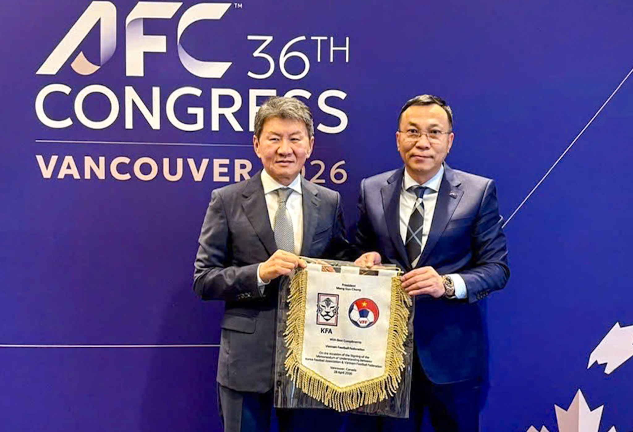 Chủ tịch VFF Trần Quốc Tuấn ký biên bản ghi nhớ đặc biệt với Chủ tịch Liên đoàn Bóng đá Hàn Quốc- Ảnh 3.