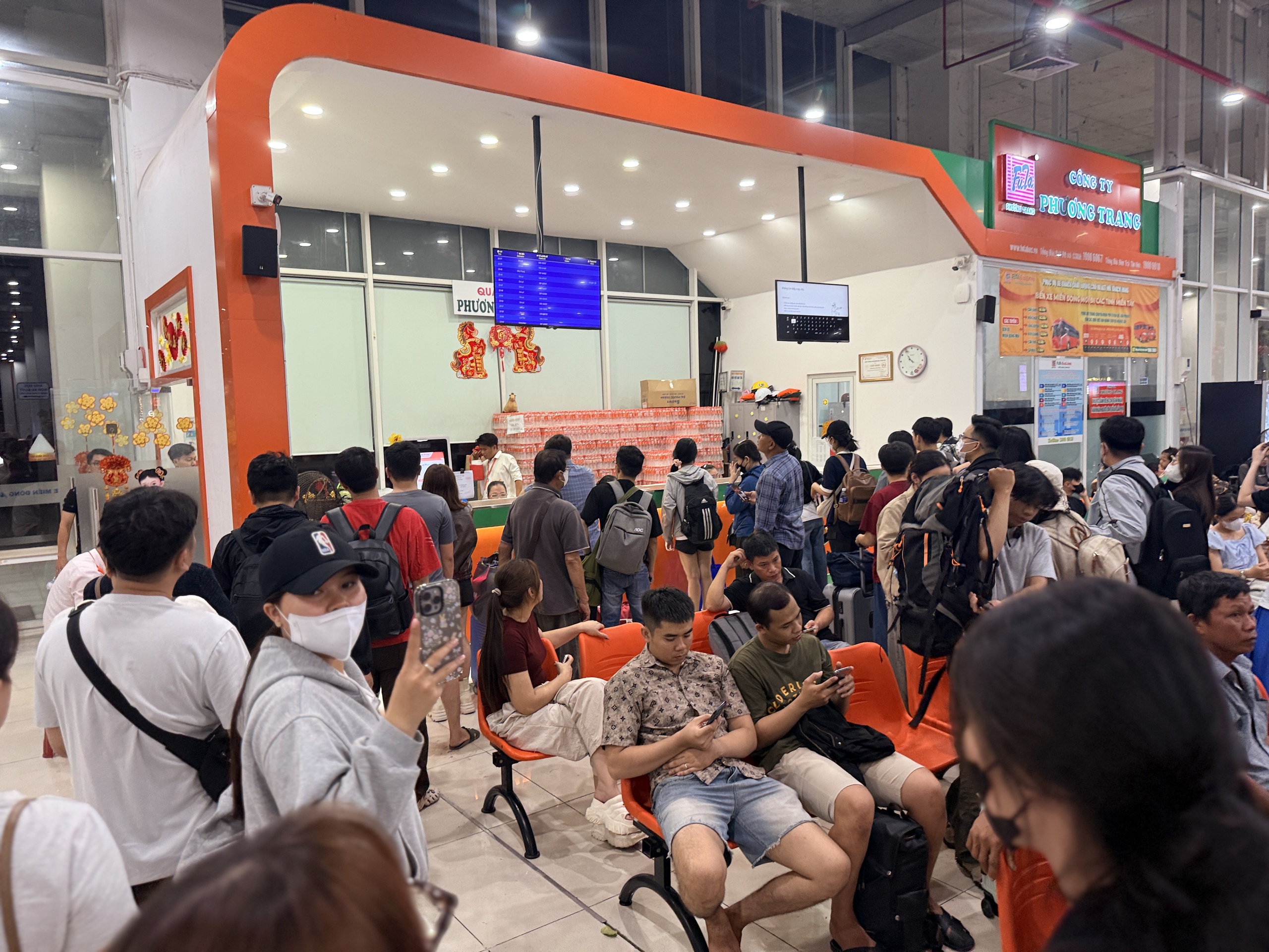 Nghỉ lễ 30.4 - 1.5: Bến xe Miền Đ&ocirc;ng mới đ&ocirc;ng đ&uacute;c đến nửa đ&ecirc;m - Ảnh 2.