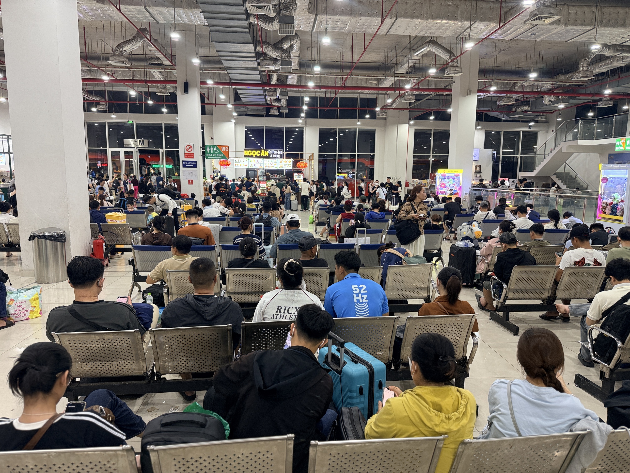 Nghỉ lễ 30.4 - 1.5: Bến xe Miền Đ&ocirc;ng mới đ&ocirc;ng đ&uacute;c đến nửa đ&ecirc;m - Ảnh 4.